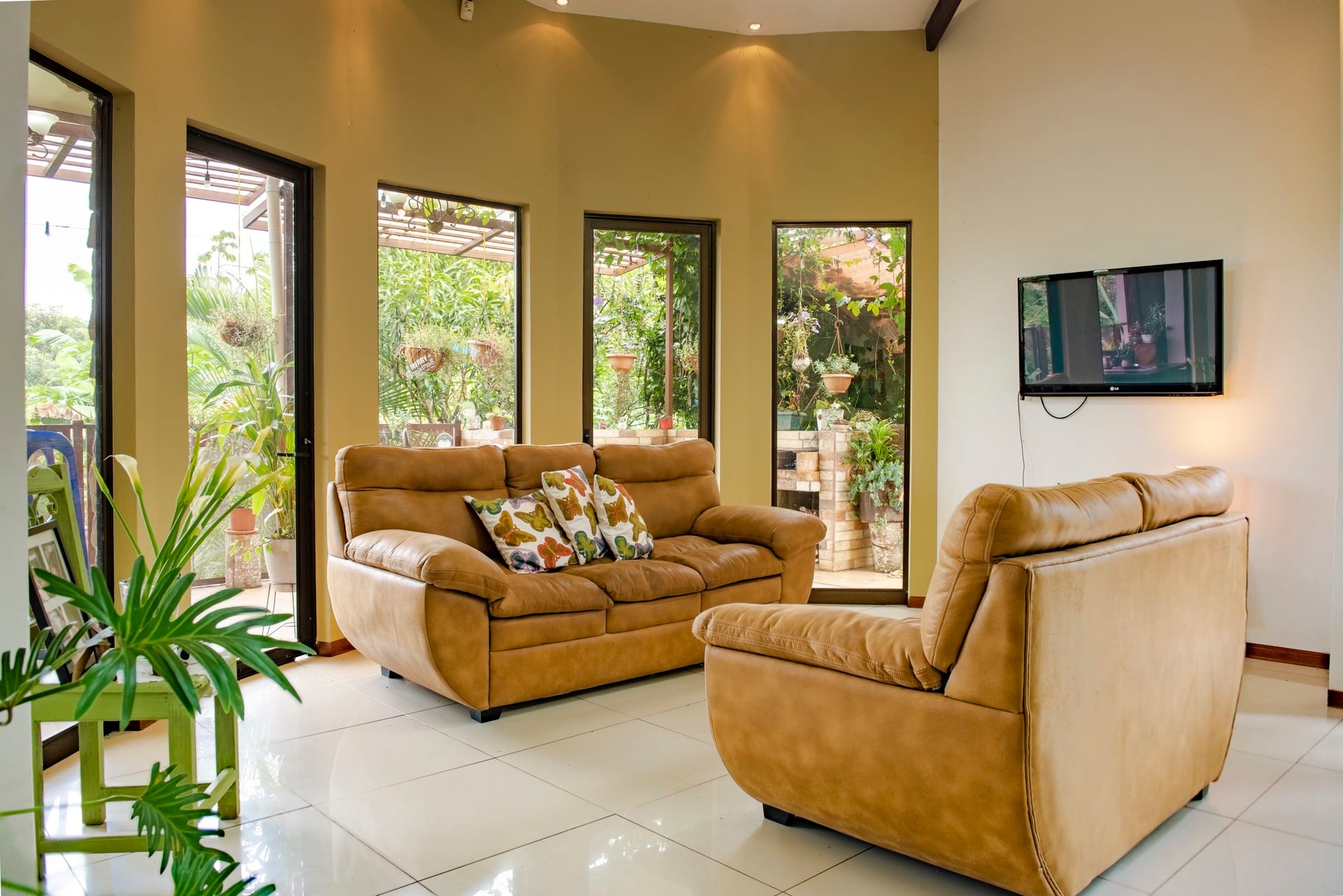Costa Rican Gem: Spacious 4BR Home with Fruit Trees, Fully Furnished