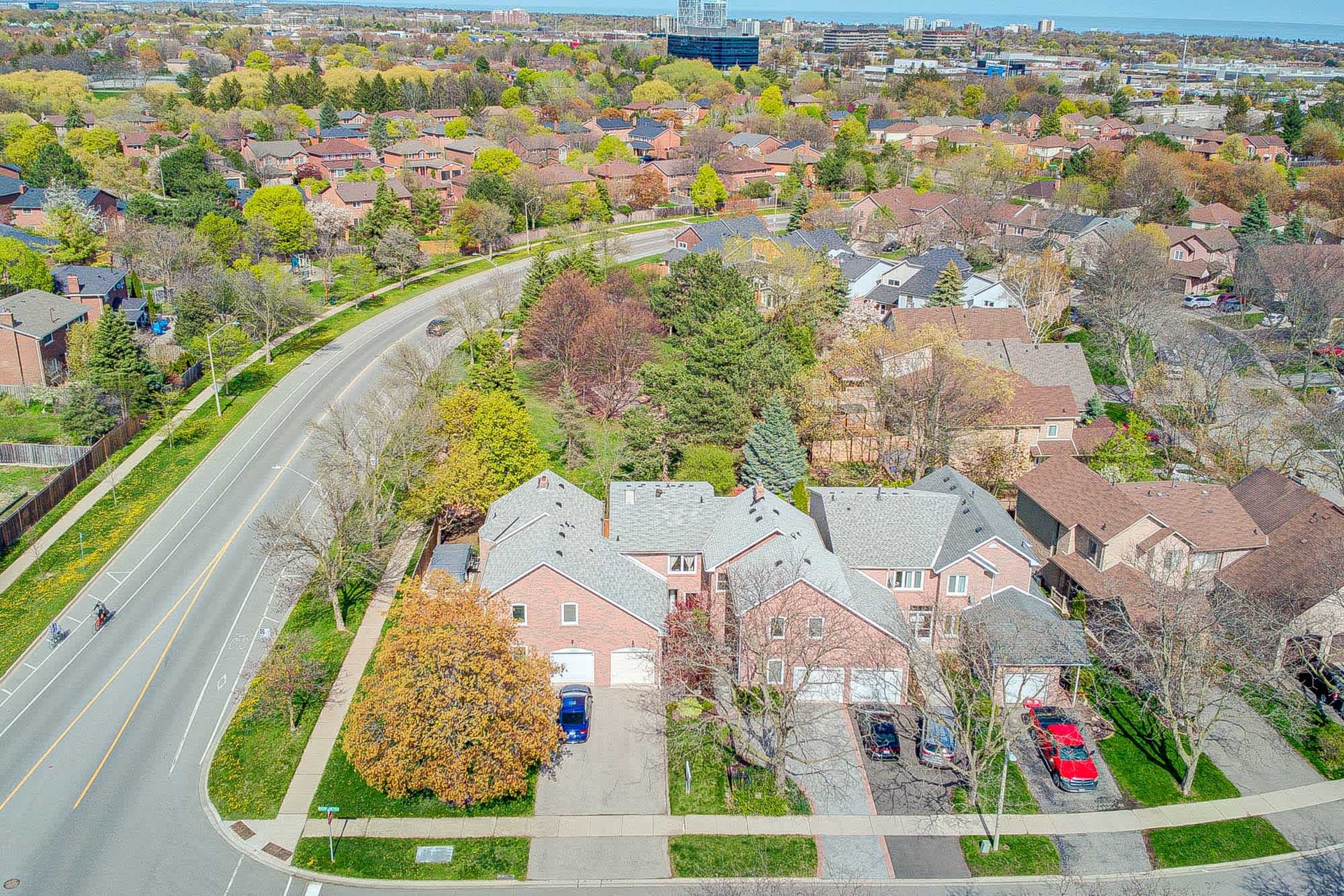 1087 Runnymead Cres