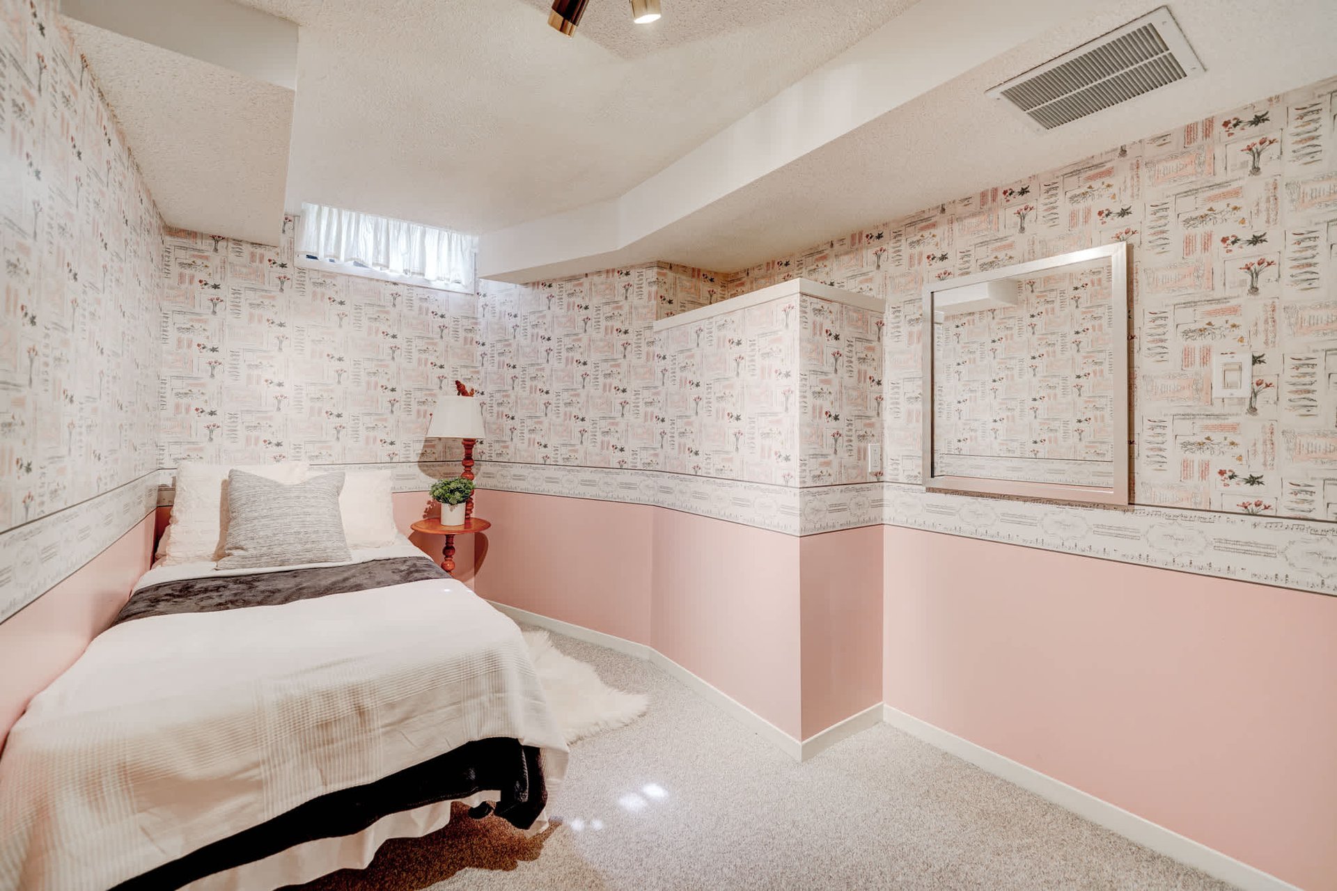 1087 Runnymead Cres