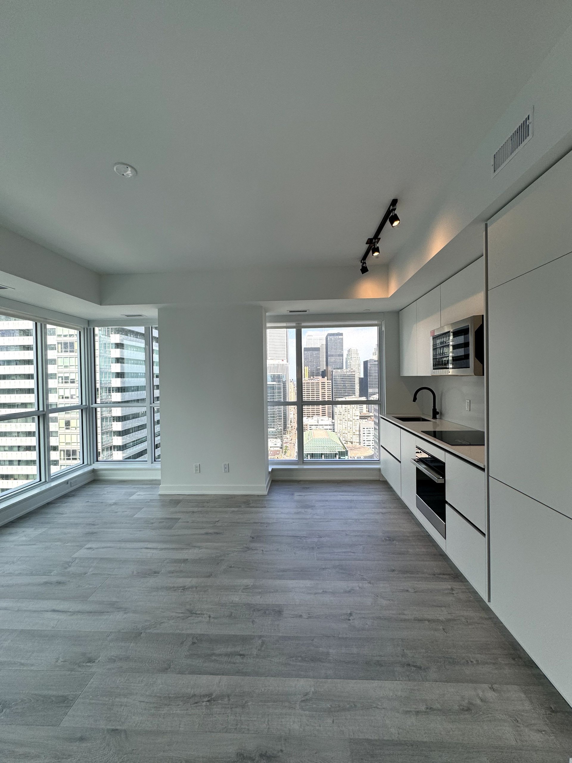 327 King Street W, Unit 3707