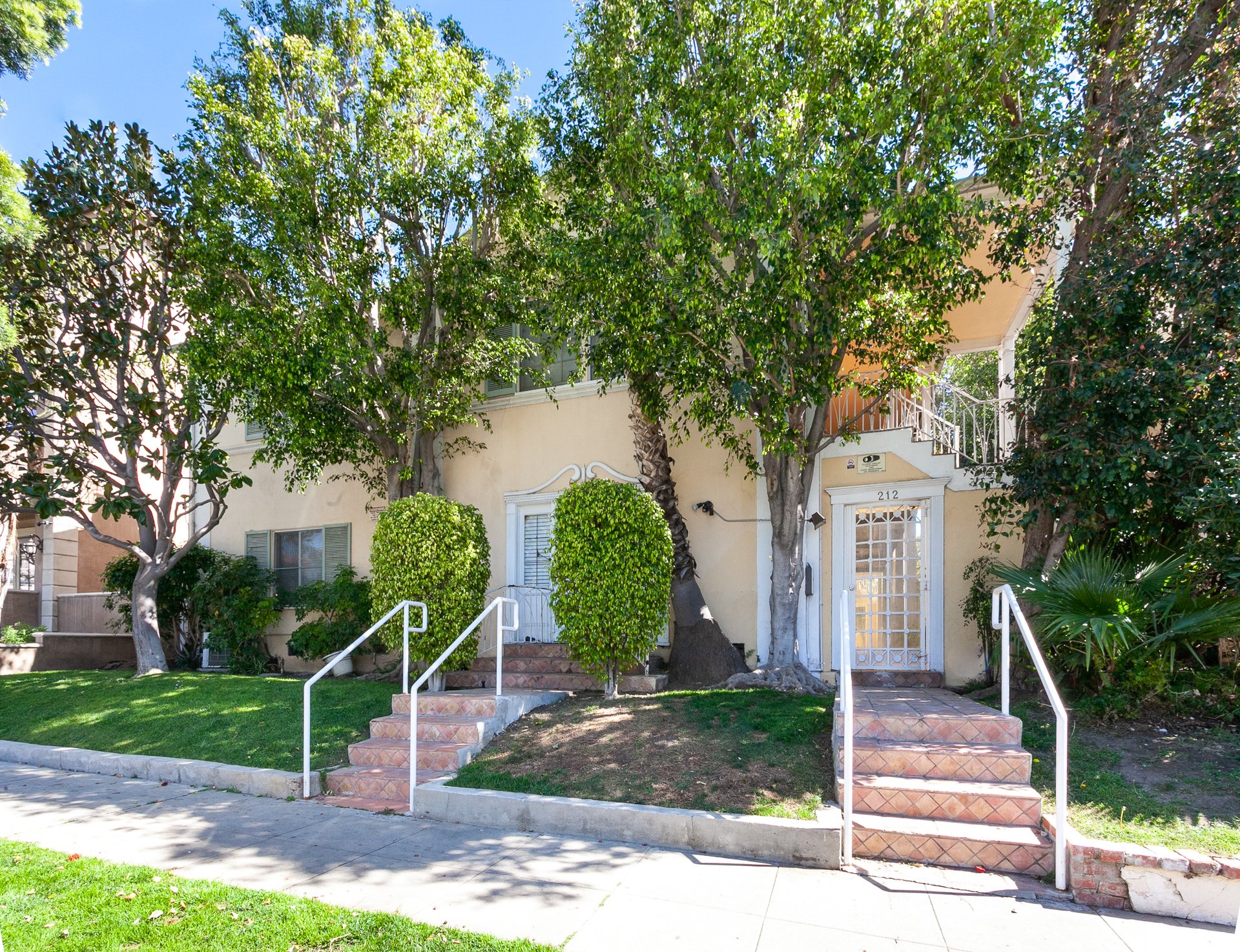 Remodeled Unit in Prime Beverly Hills