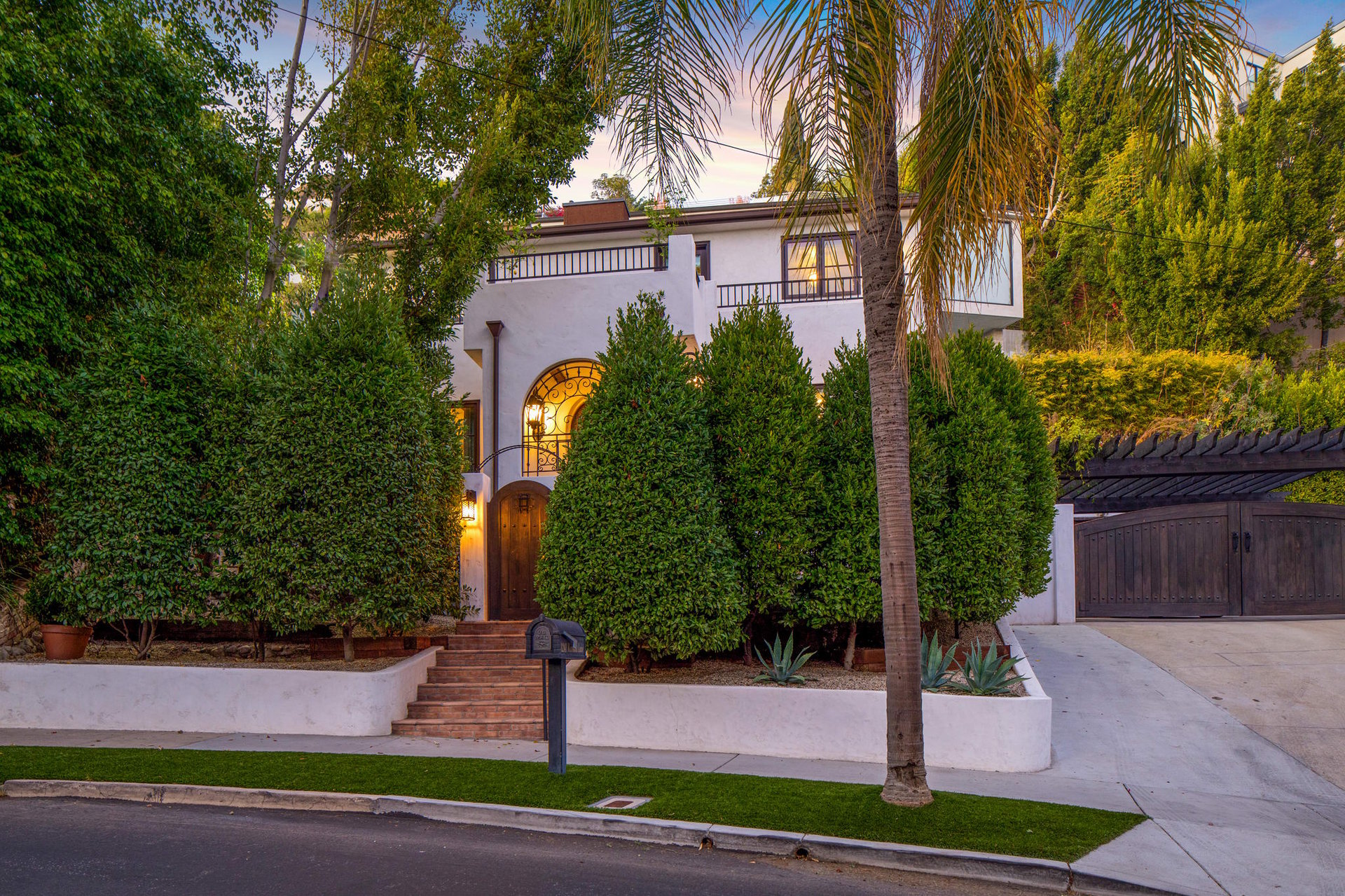 Chic Hideaway above The Strip 