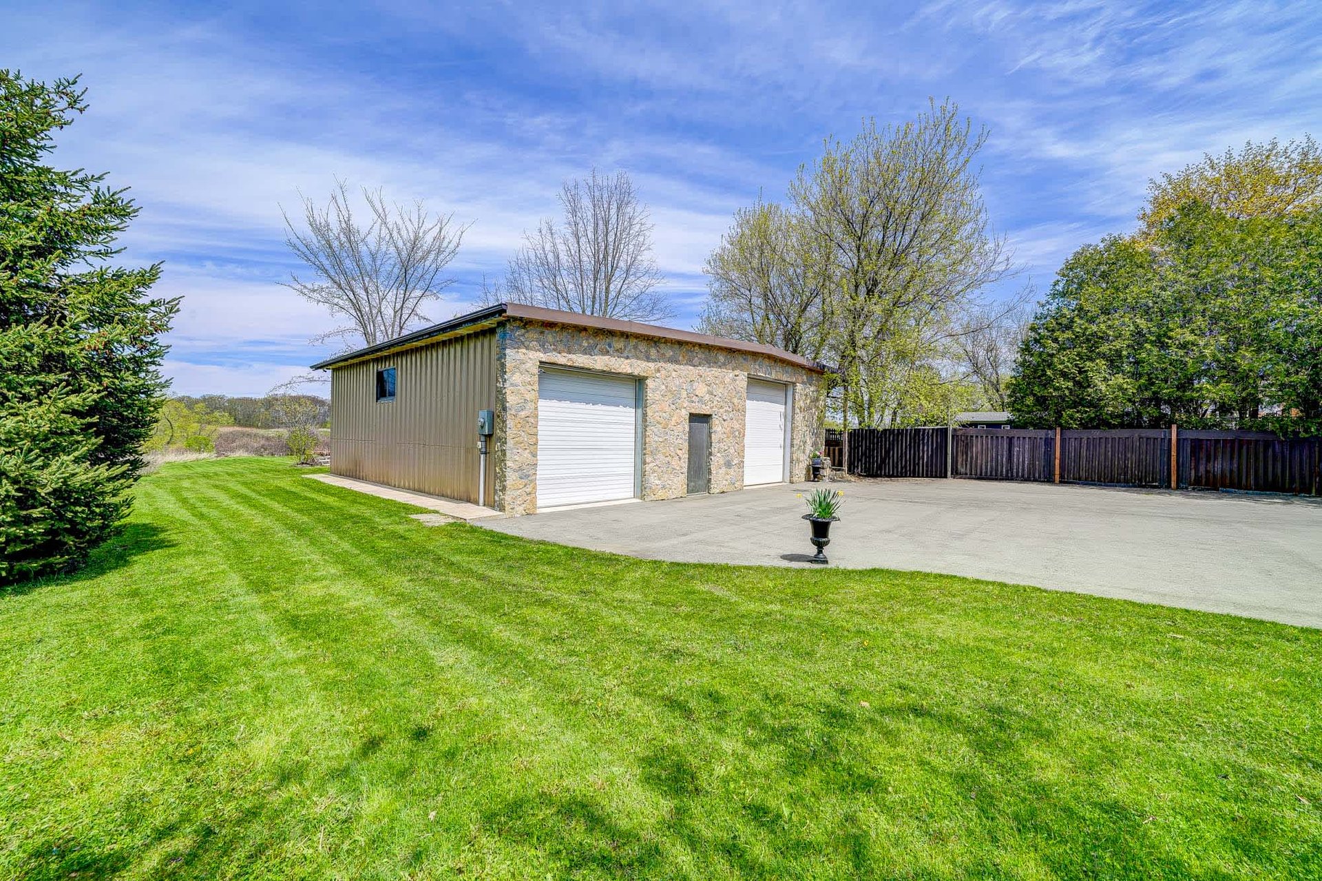 7364 Dickenson Rd E