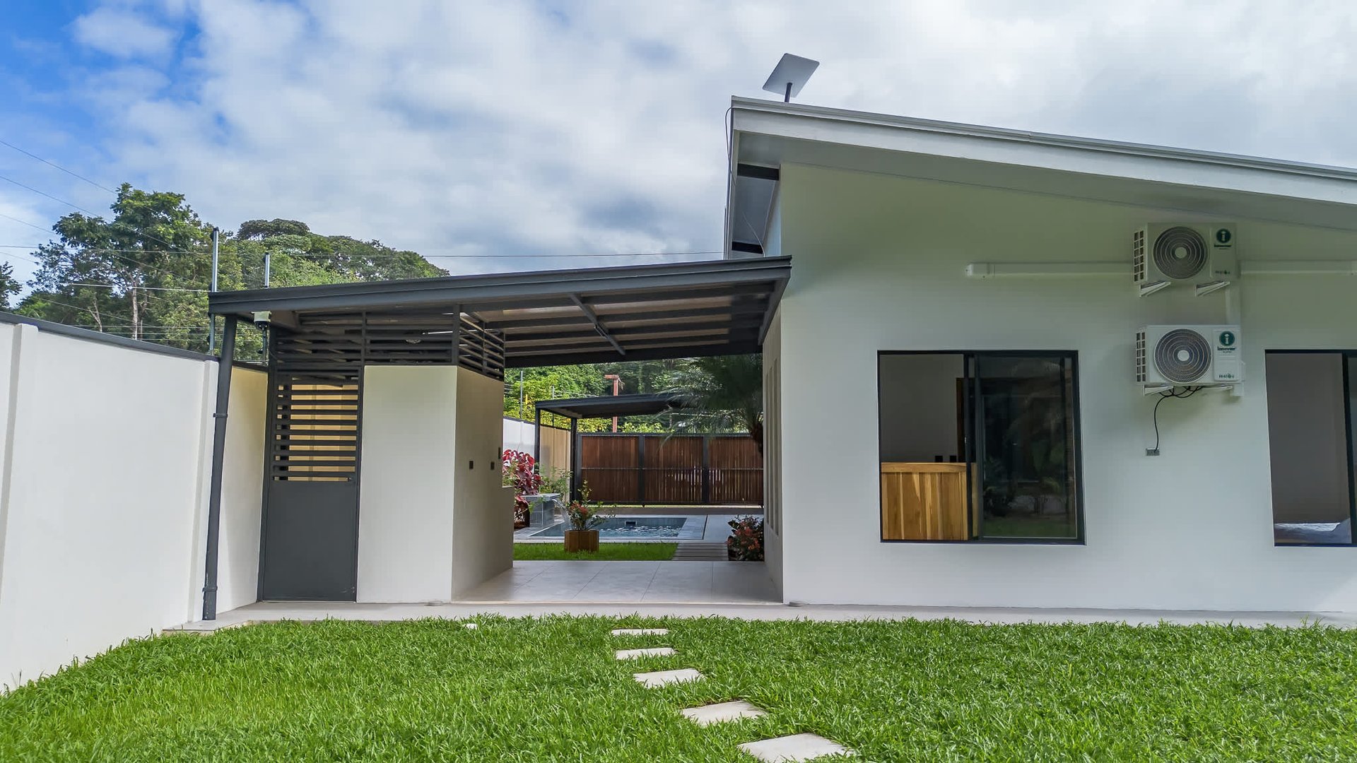 Brand New 3 bed, 2 Bath Home with creek and Jungle views.