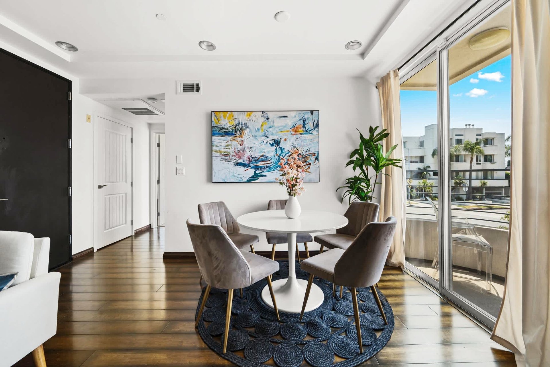 Stylish Turnkey Unit in Prime Miracle Mile