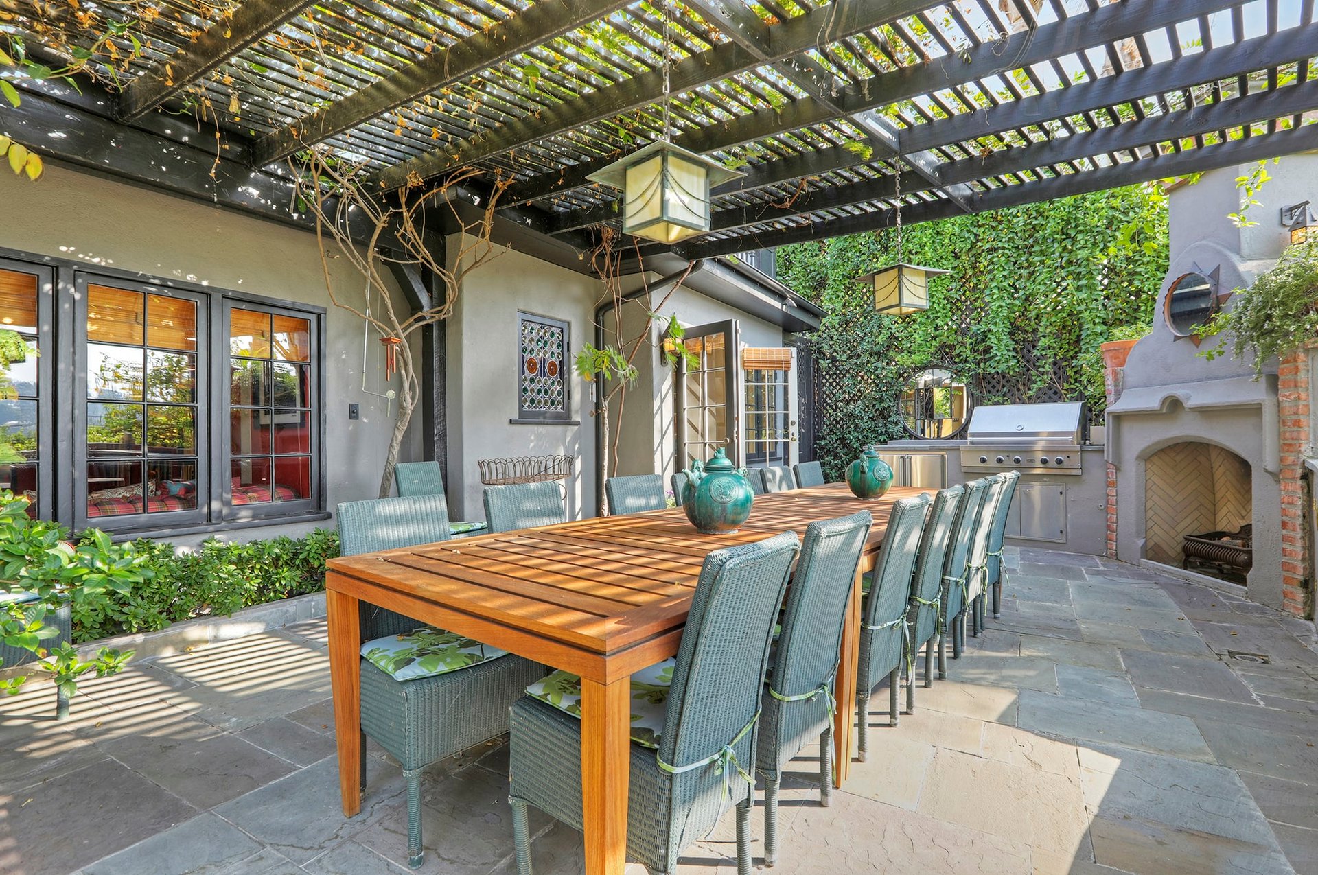   2471 Hollyridge Dr