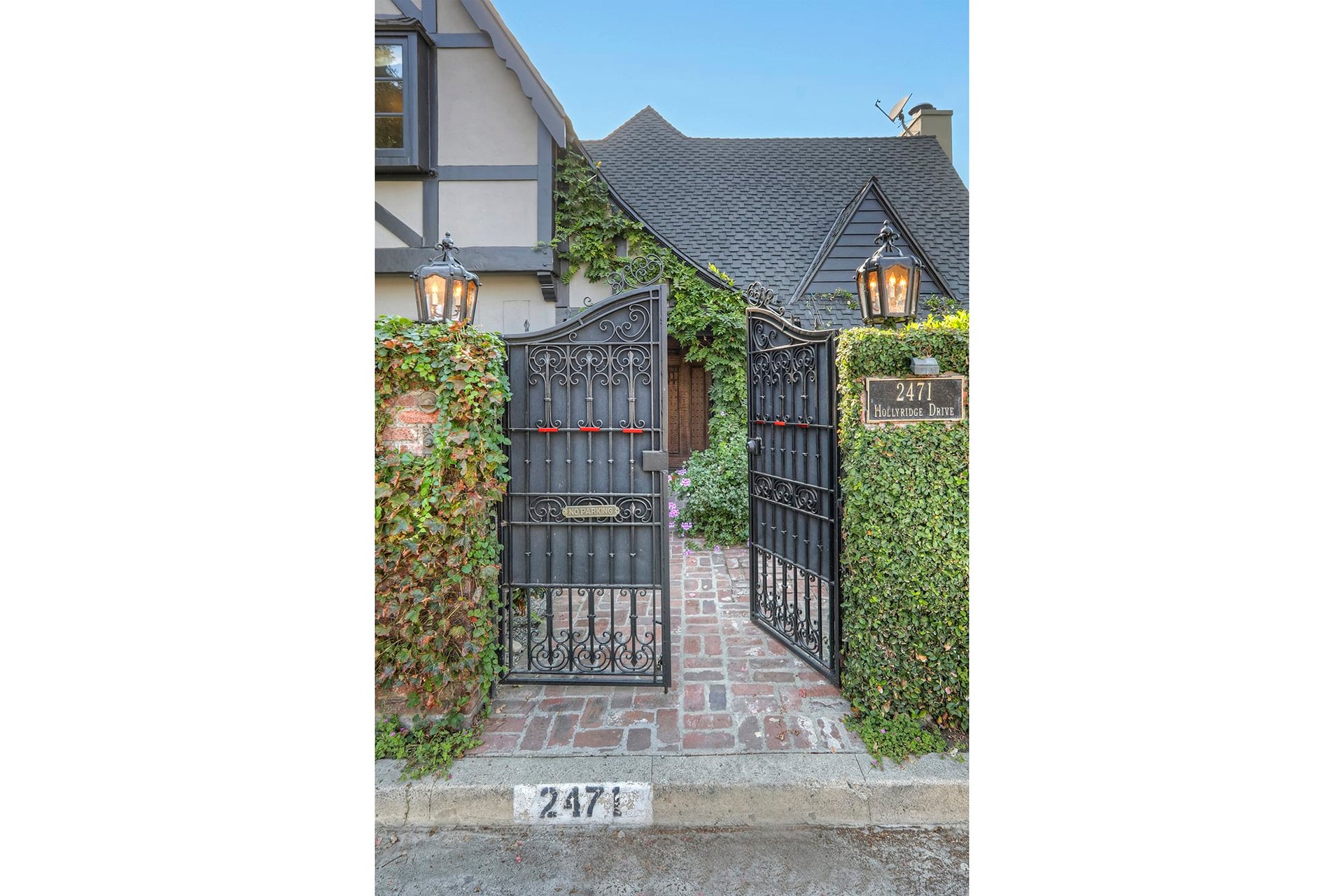   2471 Hollyridge Dr
