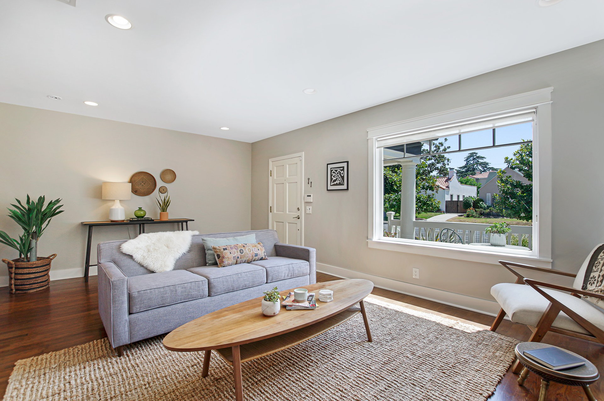 BEAUTIFUL & BRIGHT circa-1920's Craftsman "Cal-Bungalow" Home in Larchmont Village.
