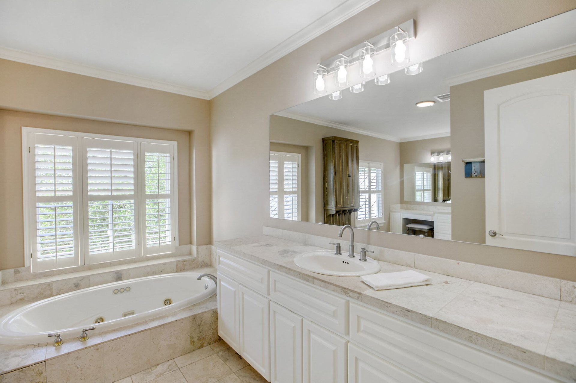 Hill Country Paradise: Luxurious 4/3 Home with Heated Pool/Spa and Spectacular Sunset Views in River Place!