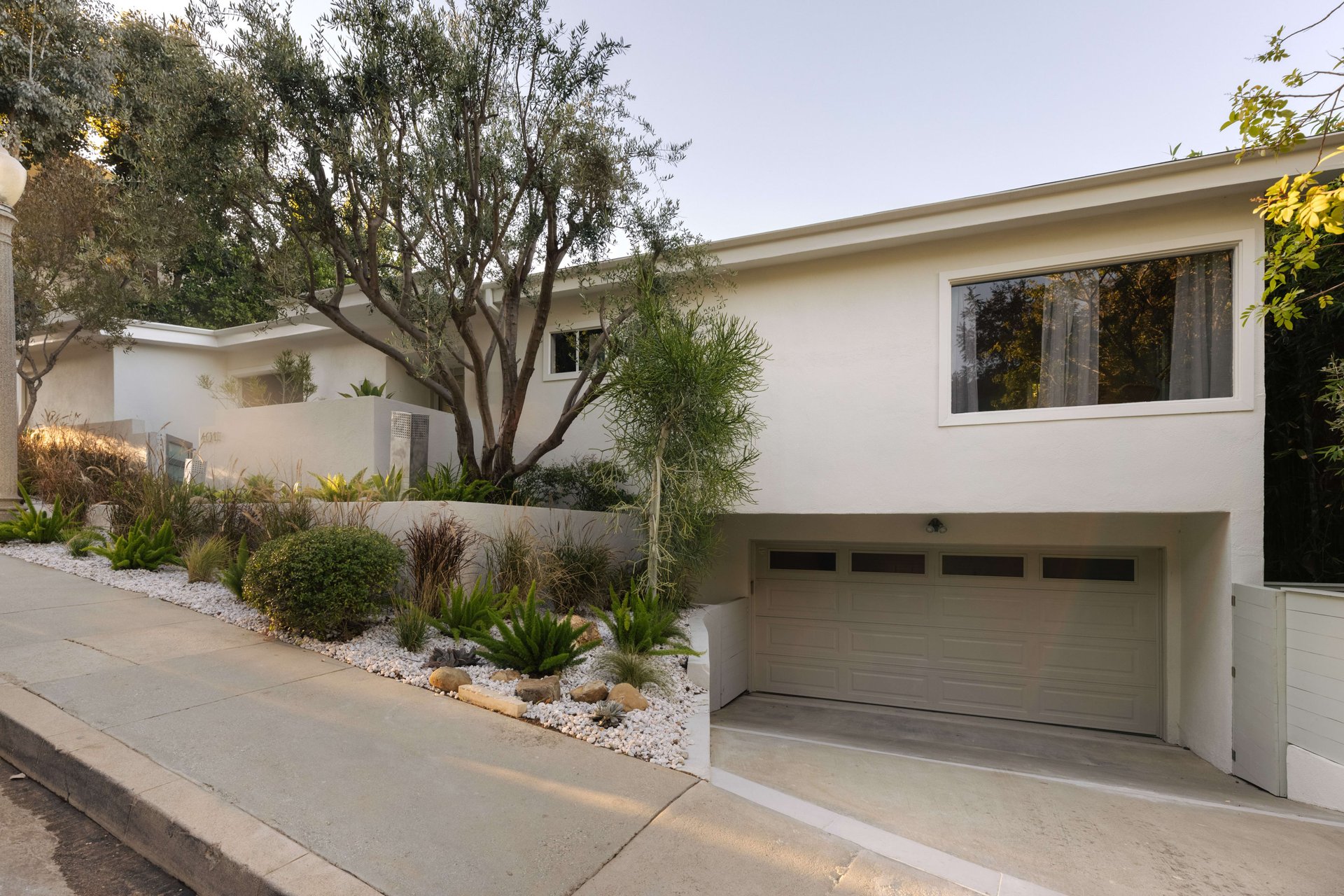 A Peaceful c. 1954 Architectural in Los Feliz