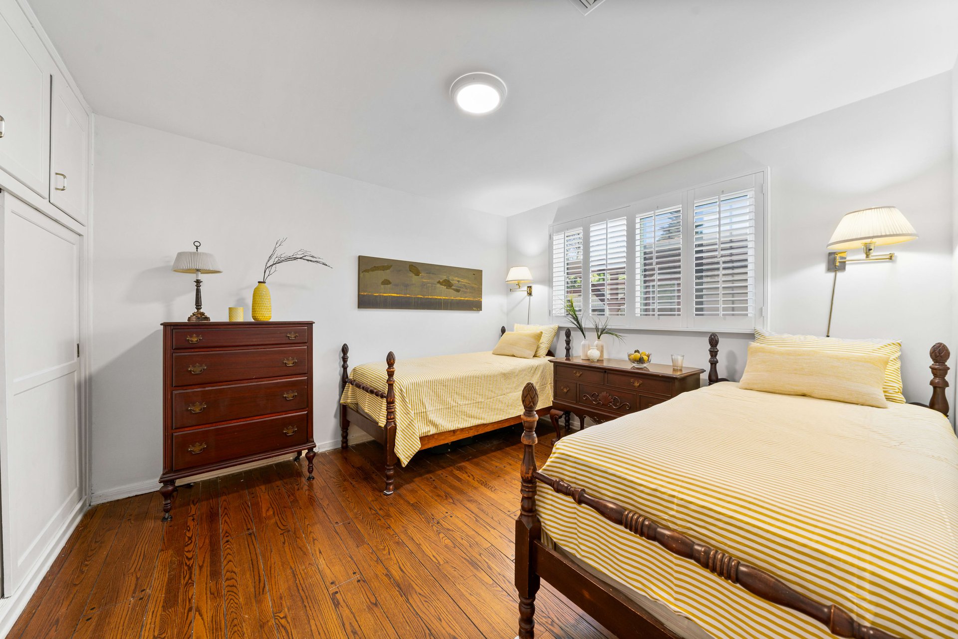 11157 Sarah St, Toluca Lake