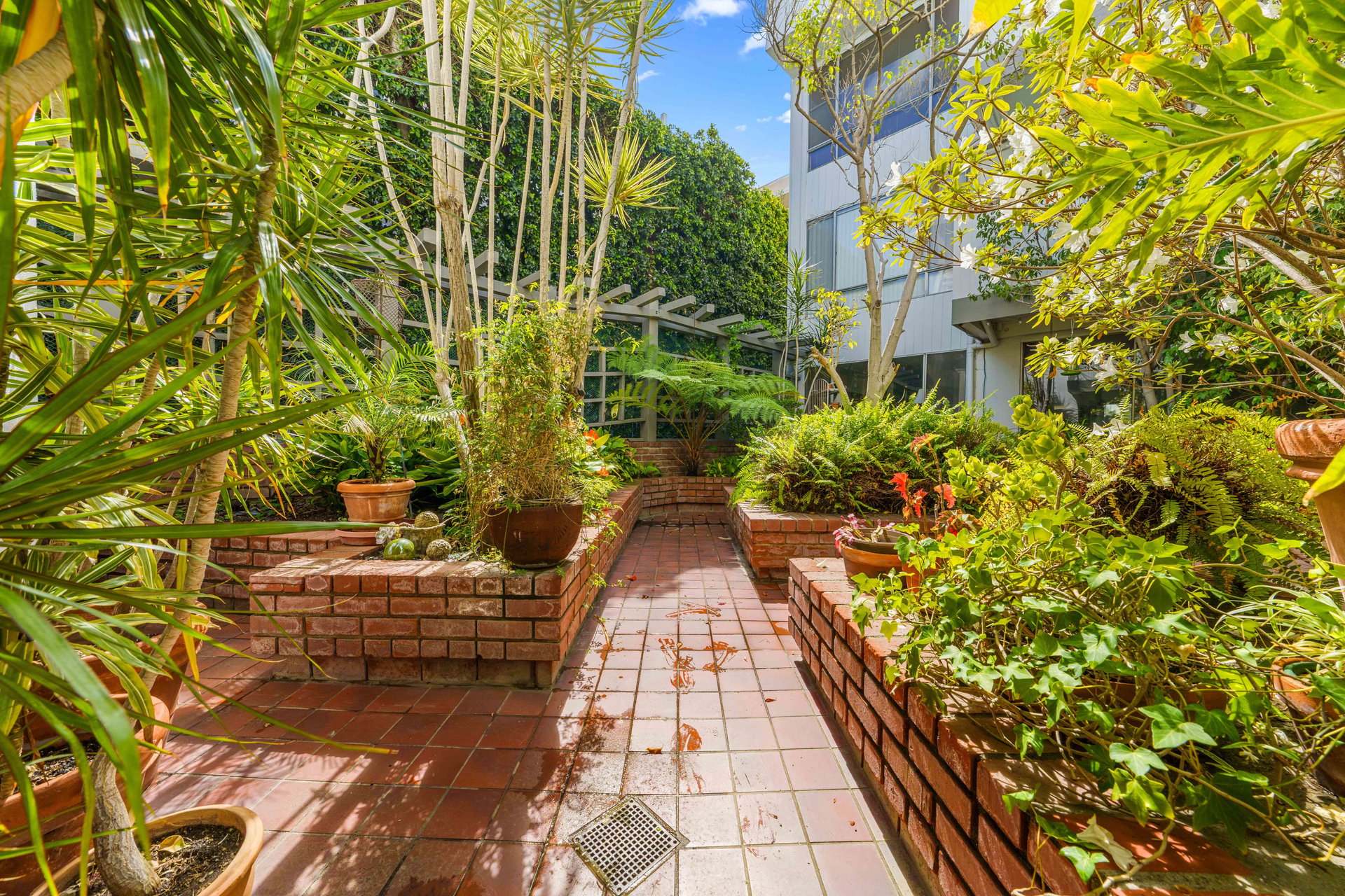 406 N Oakhurst Dr #105, Beverly Hills