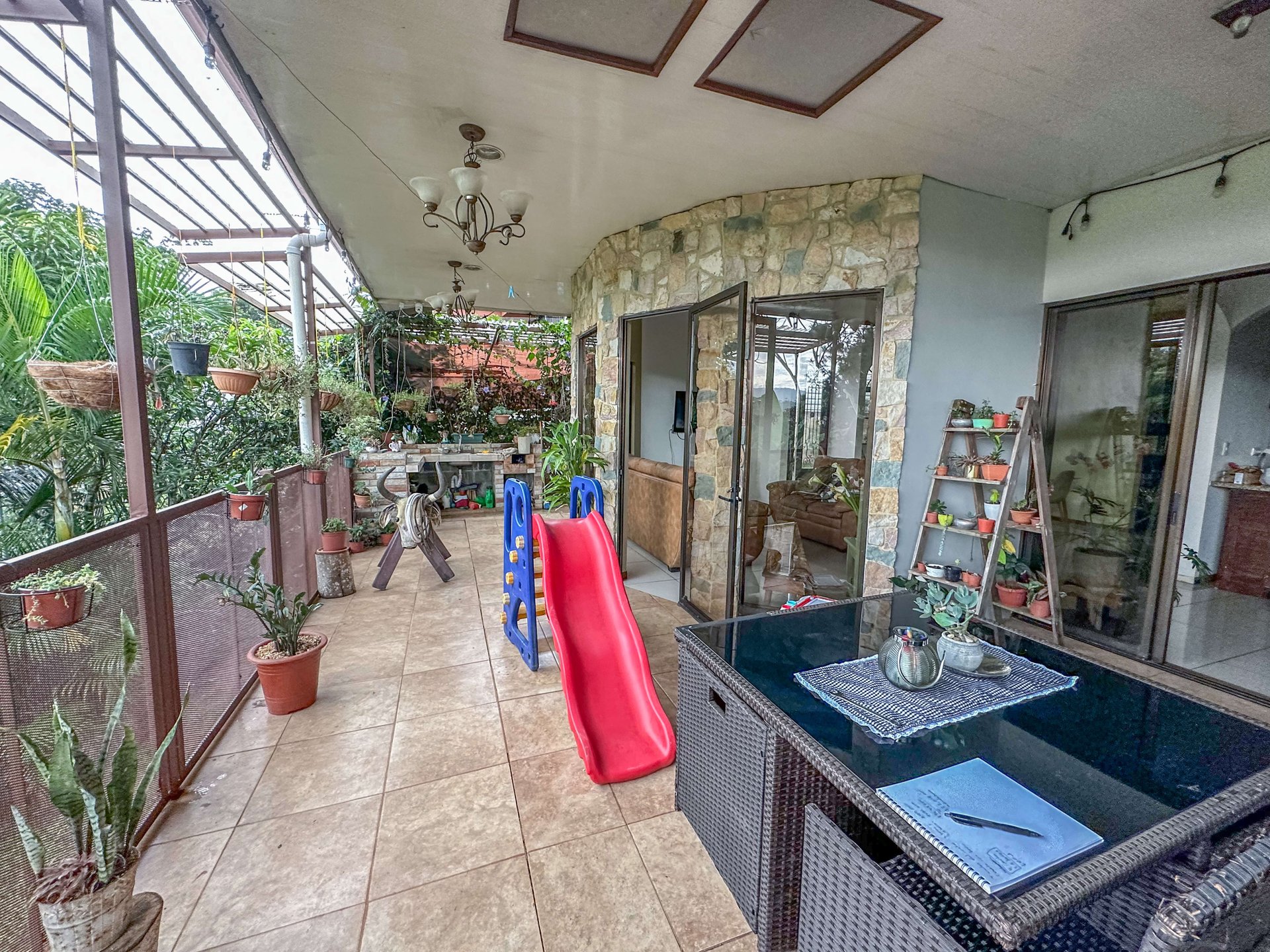 Costa Rican Gem: Spacious 4BR Home with Fruit Trees, Fully Furnished