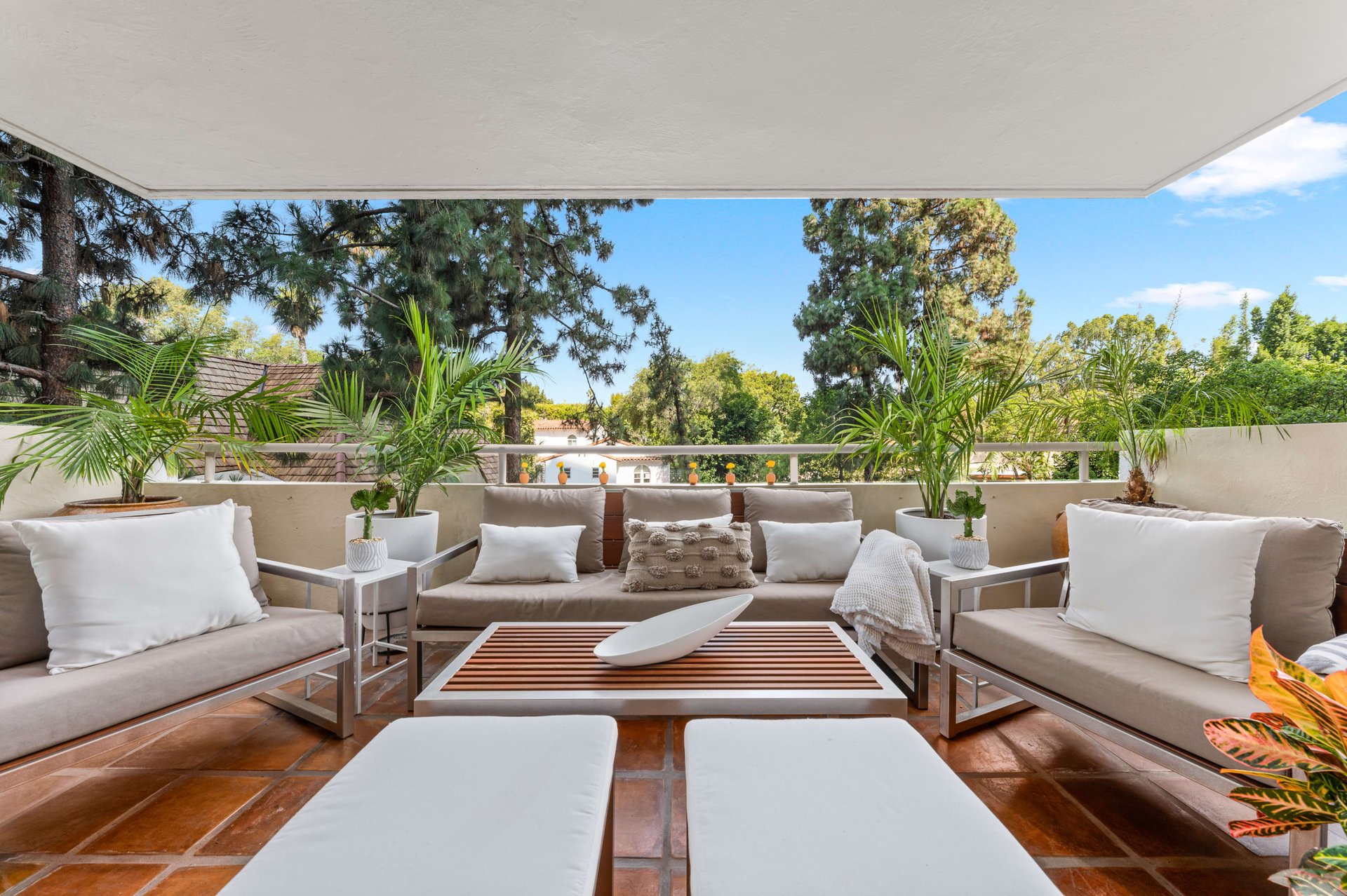 The Comstock #4E, Wilshire Corridor