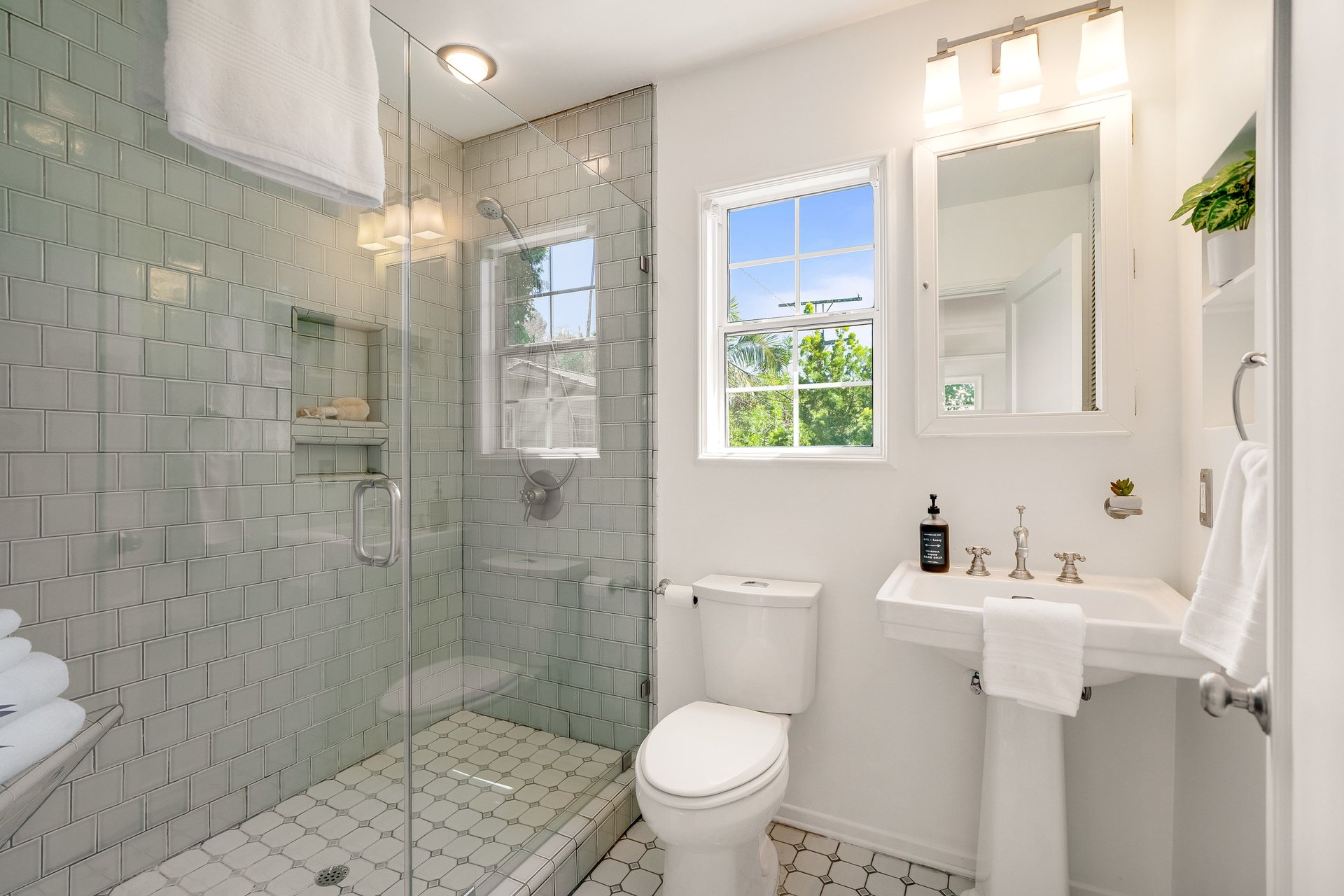 Hooray for the Hollywood Manor - sold $200K over asking