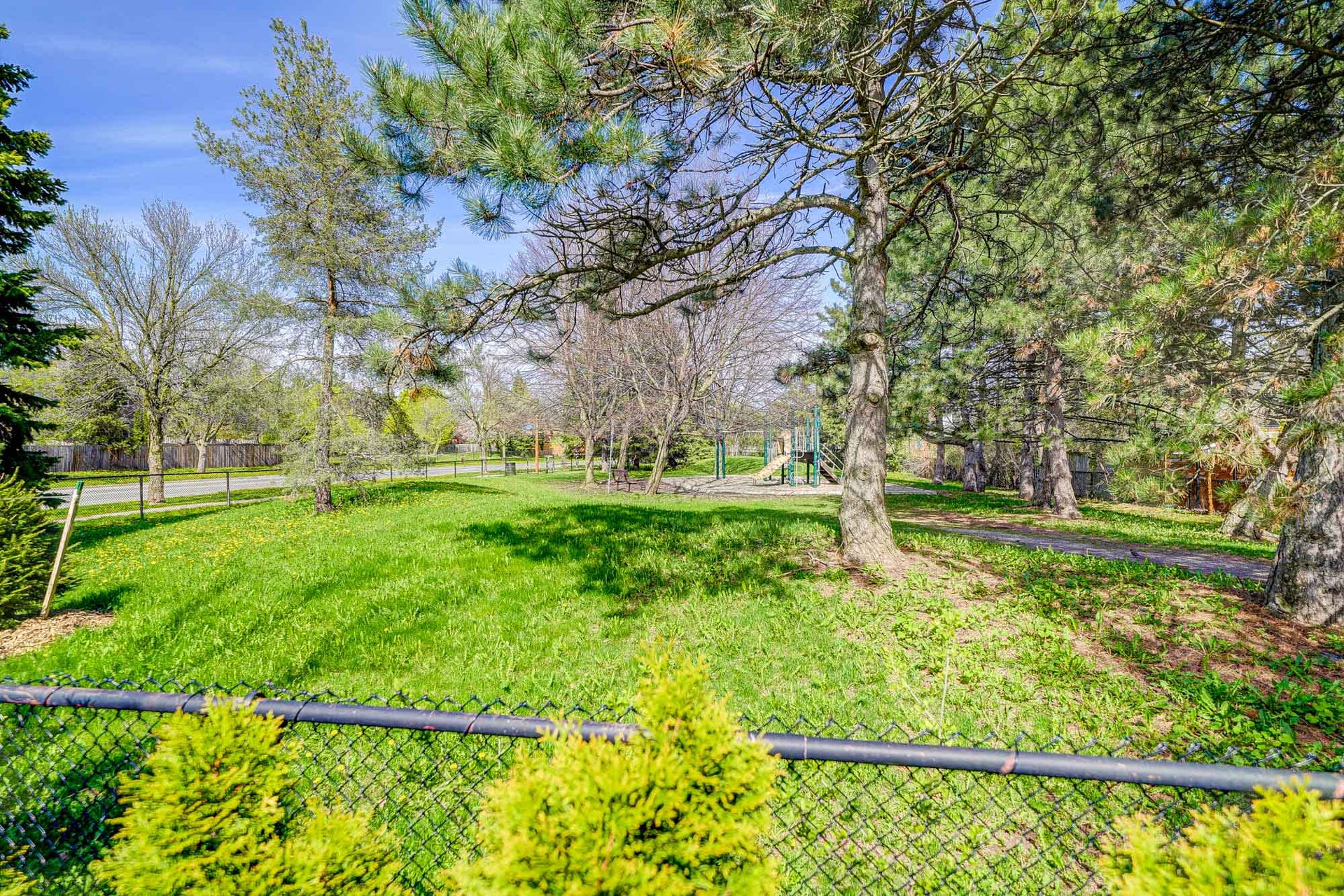 1087 Runnymead Cres