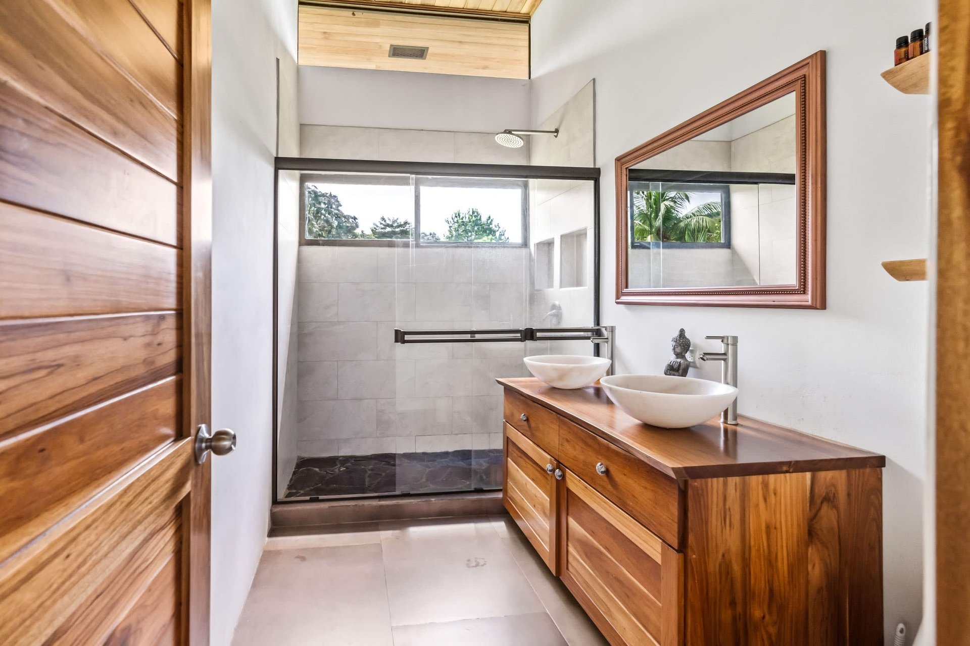 Bright & Peaceful 3-Bedroom Home With Separate Workshop/Office Space & Stunning Views Of The Lush Mountains In Easy-Access Location In Ojochal Costa Rica