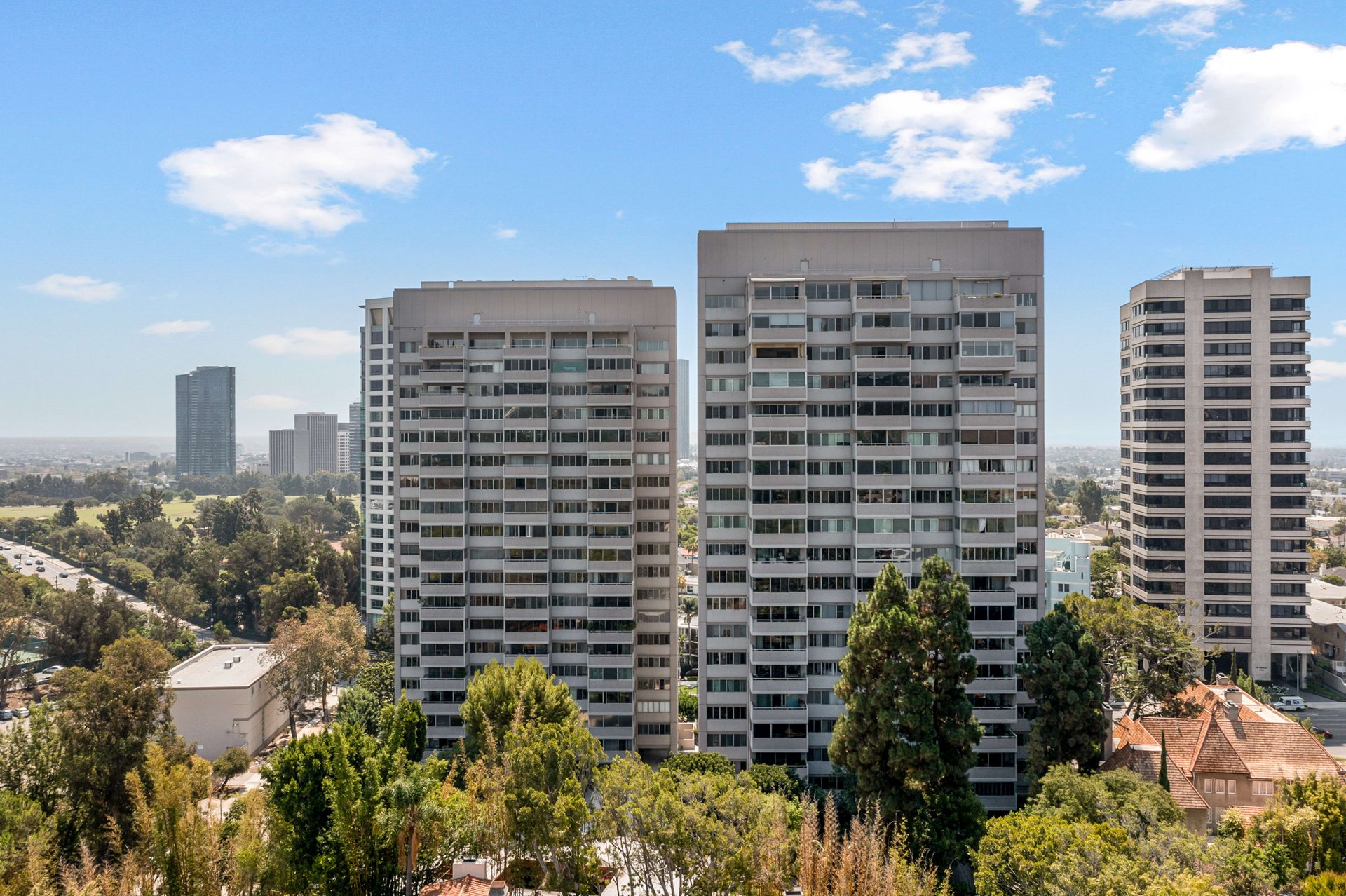 The Comstock #4E, Wilshire Corridor