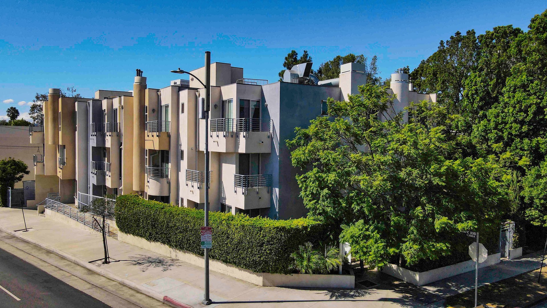 Stylish Turnkey Unit in Prime Miracle Mile