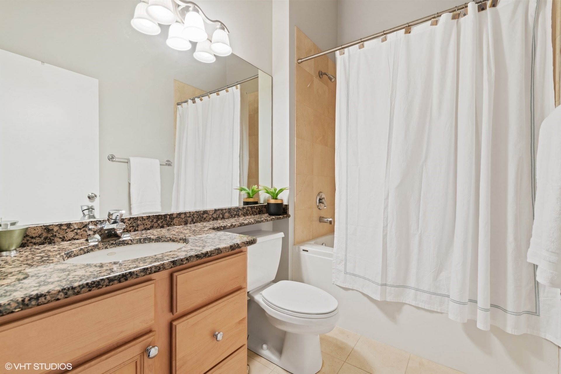 165 N Canal Street Unit: 1527-1528