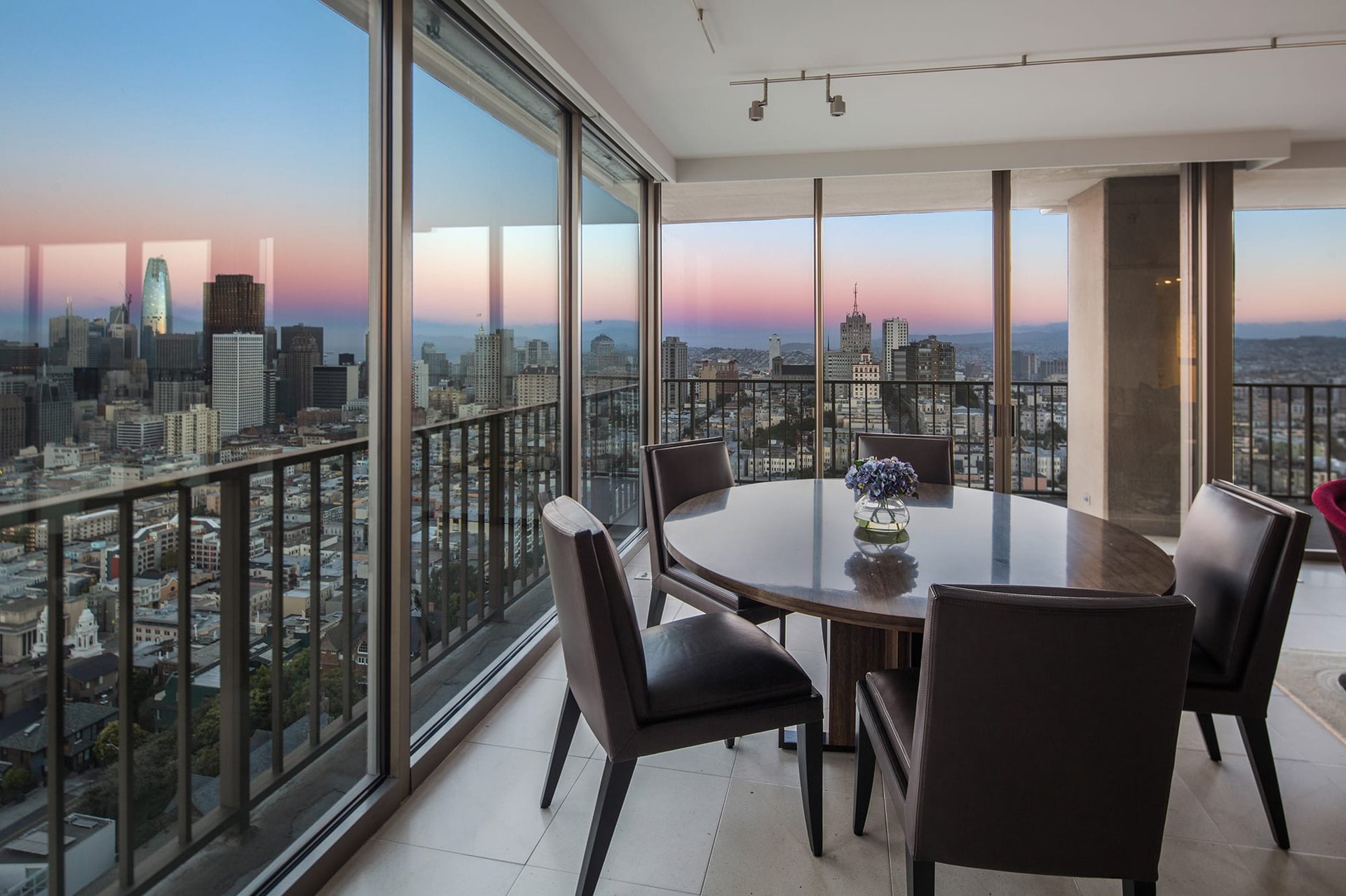 Two Bedroom Condo With Landmark Views