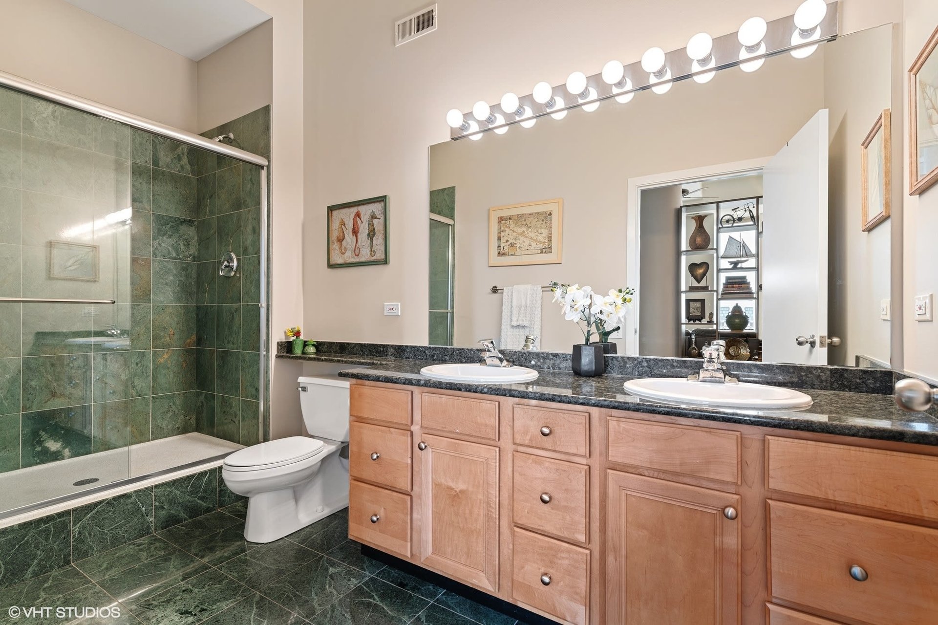 165 N Canal Street Unit: 1527-1528