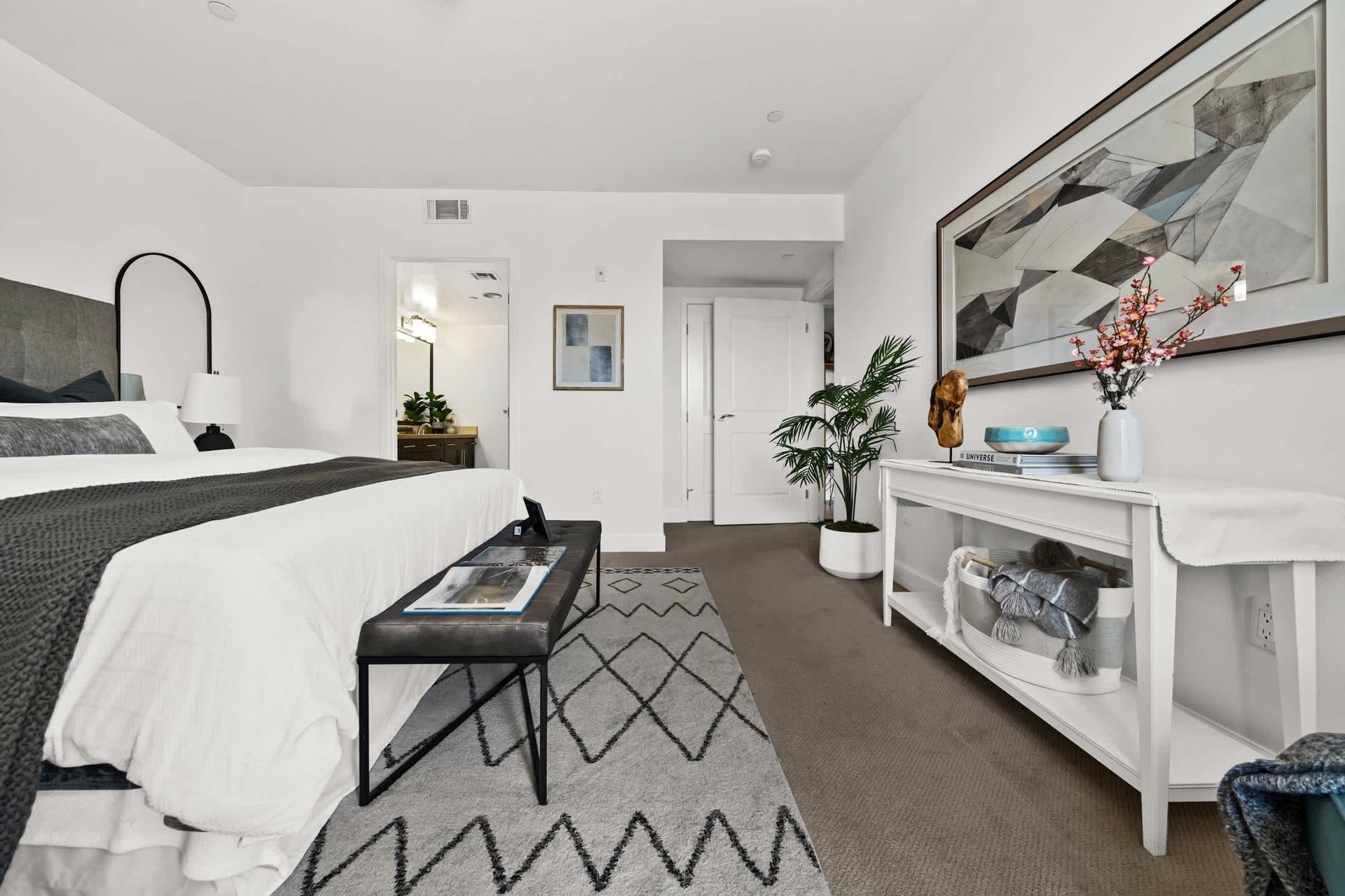 Stylish Turnkey Unit in Prime Miracle Mile