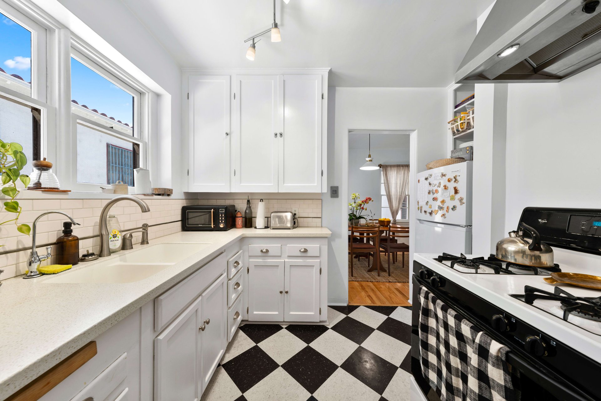2802 Angus St, Silverlake