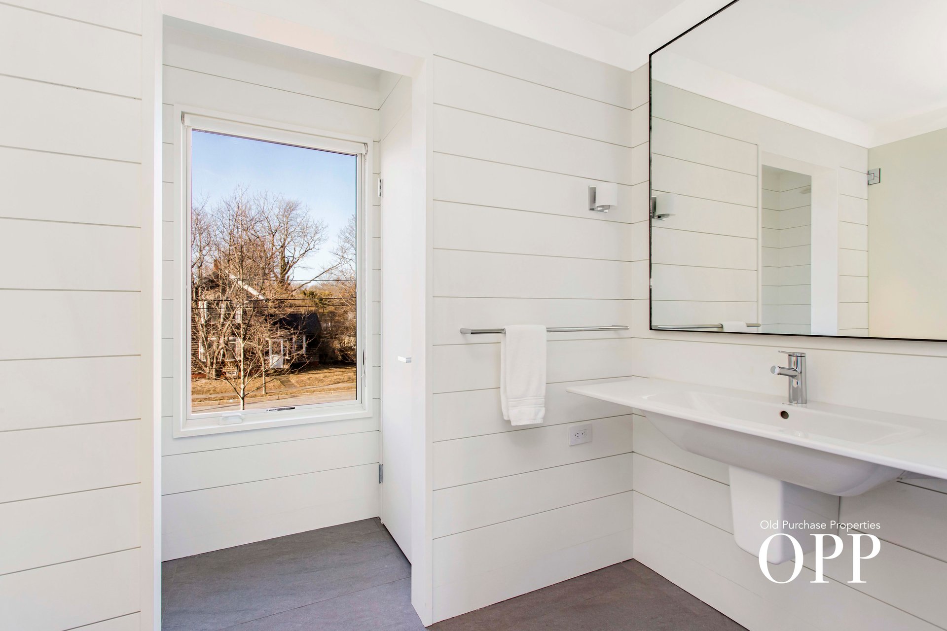 A PRISTINE HOME CLOSE TO EVERYTHING