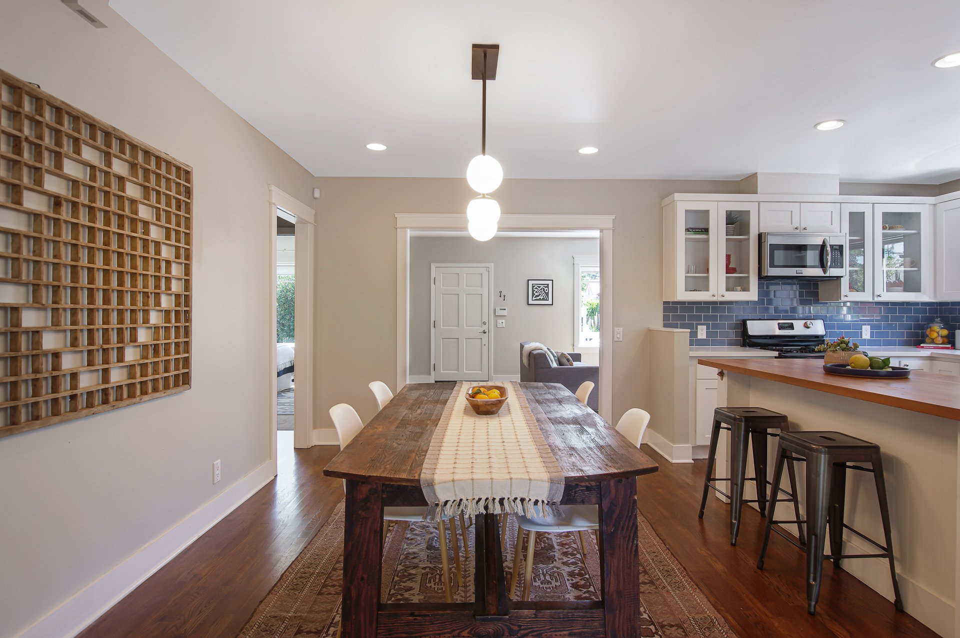 BEAUTIFUL & BRIGHT circa-1920's Craftsman "Cal-Bungalow" Home in Larchmont Village.