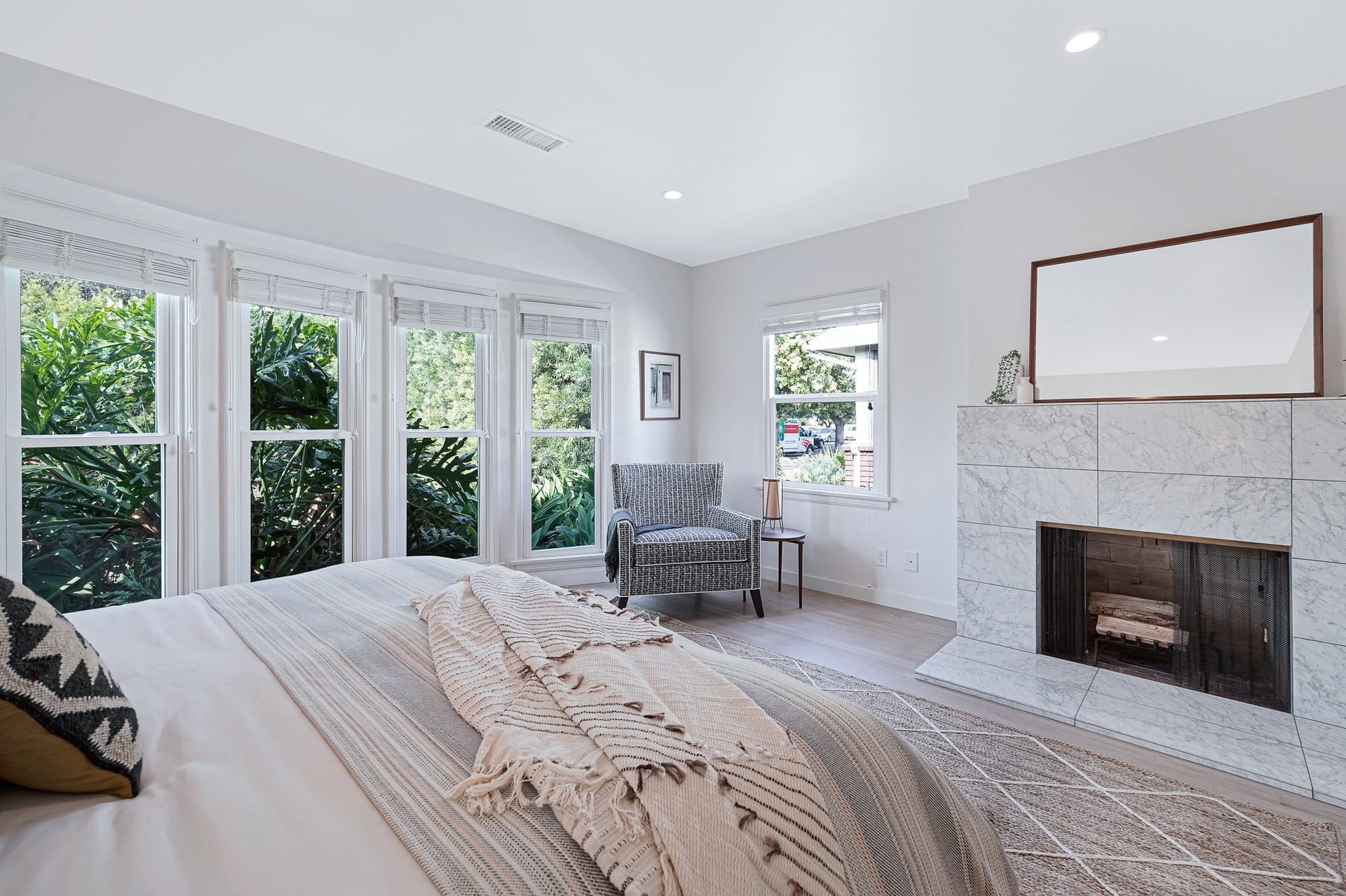 Completely Renovated Traditional Home In Picfair Village