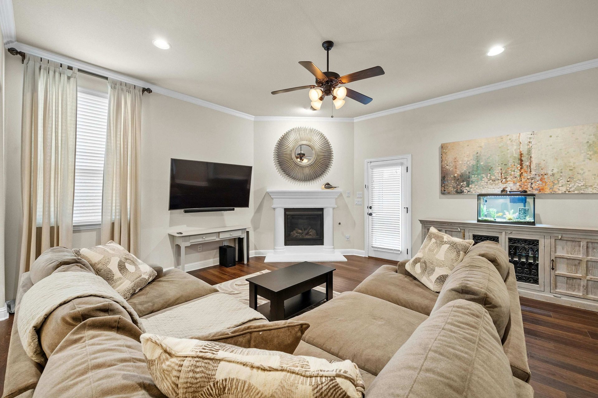 Beautifully Appointed Single-Story in Oak Creek: Modern Floors and Screened-In Patio Overlooking Green Space w/ NO Backyard Neighbor!