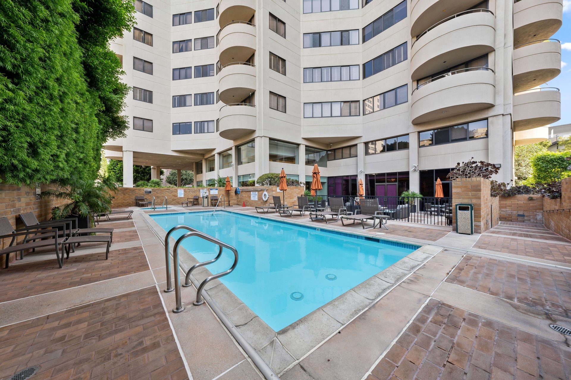 Ten Five Sixty #302, Wilshire Corridor