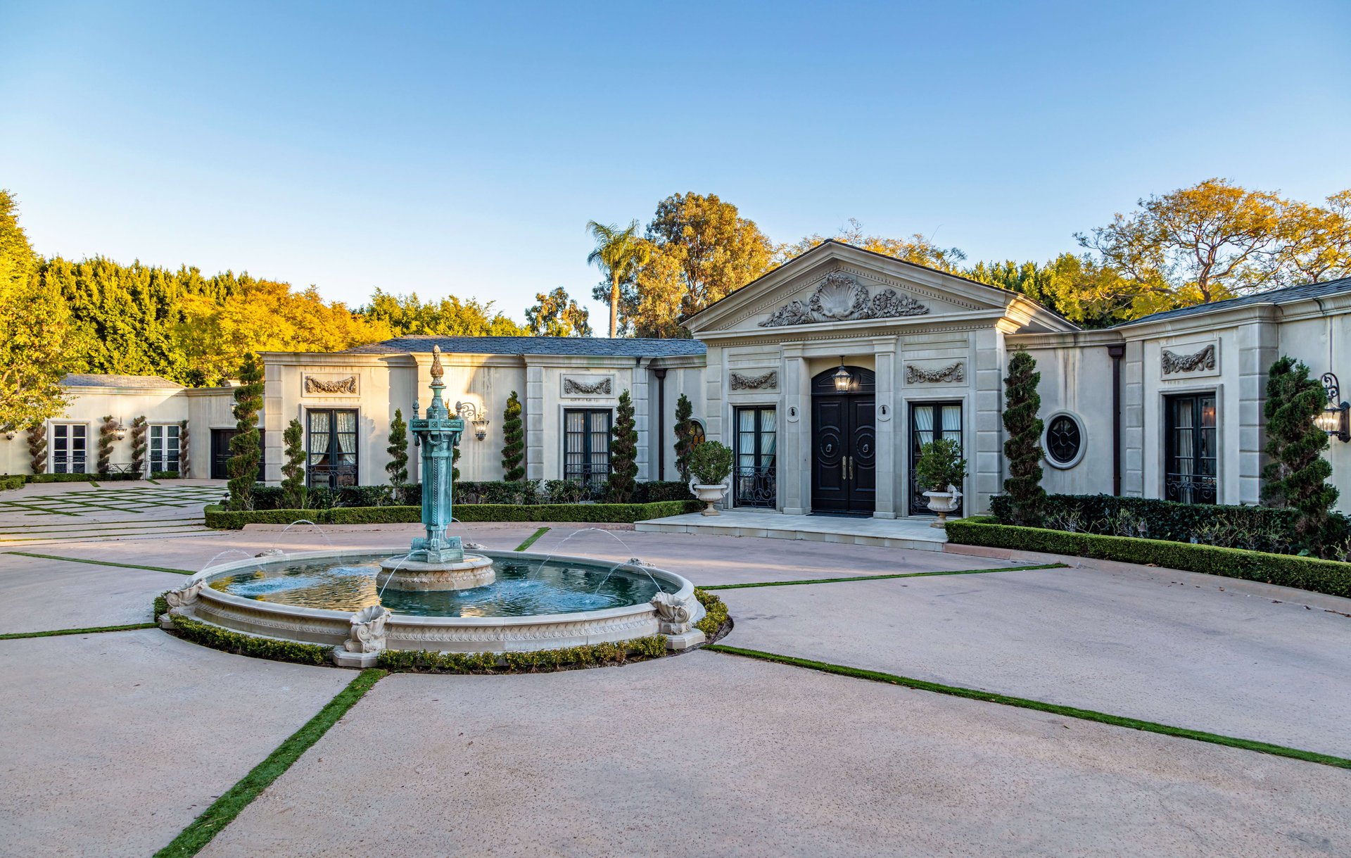 138 N Mapleton Rd, Holmby Hills