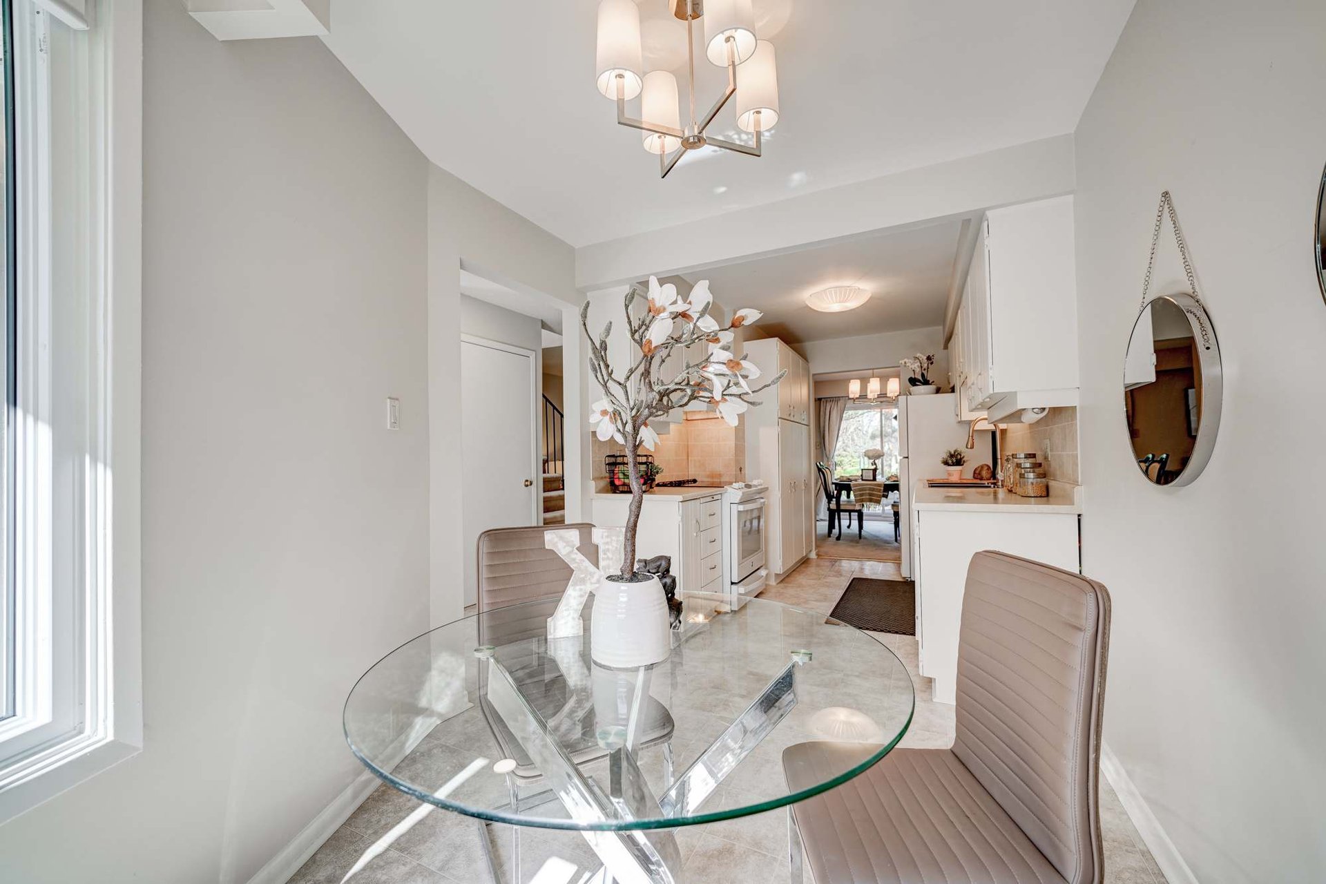 1087 Runnymead Cres