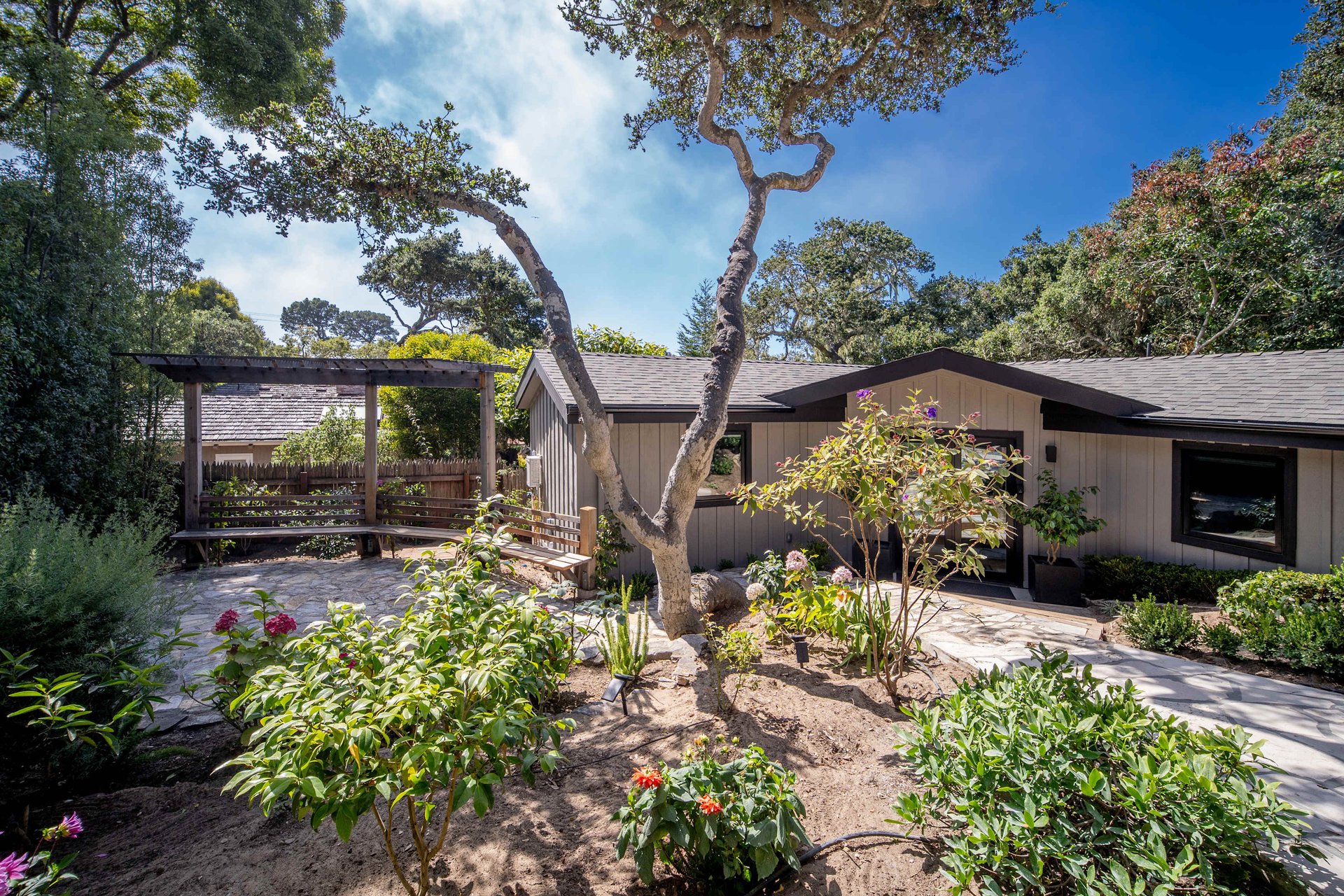 Grey Goose - Charming Downtown Carmel Cottage