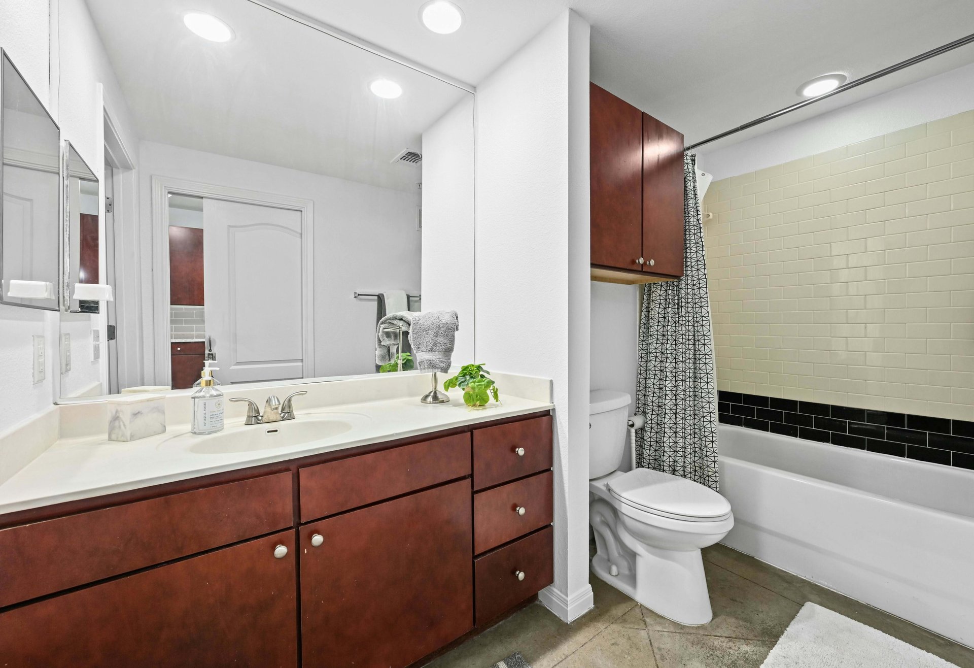 2505 San Gabriel Street #207