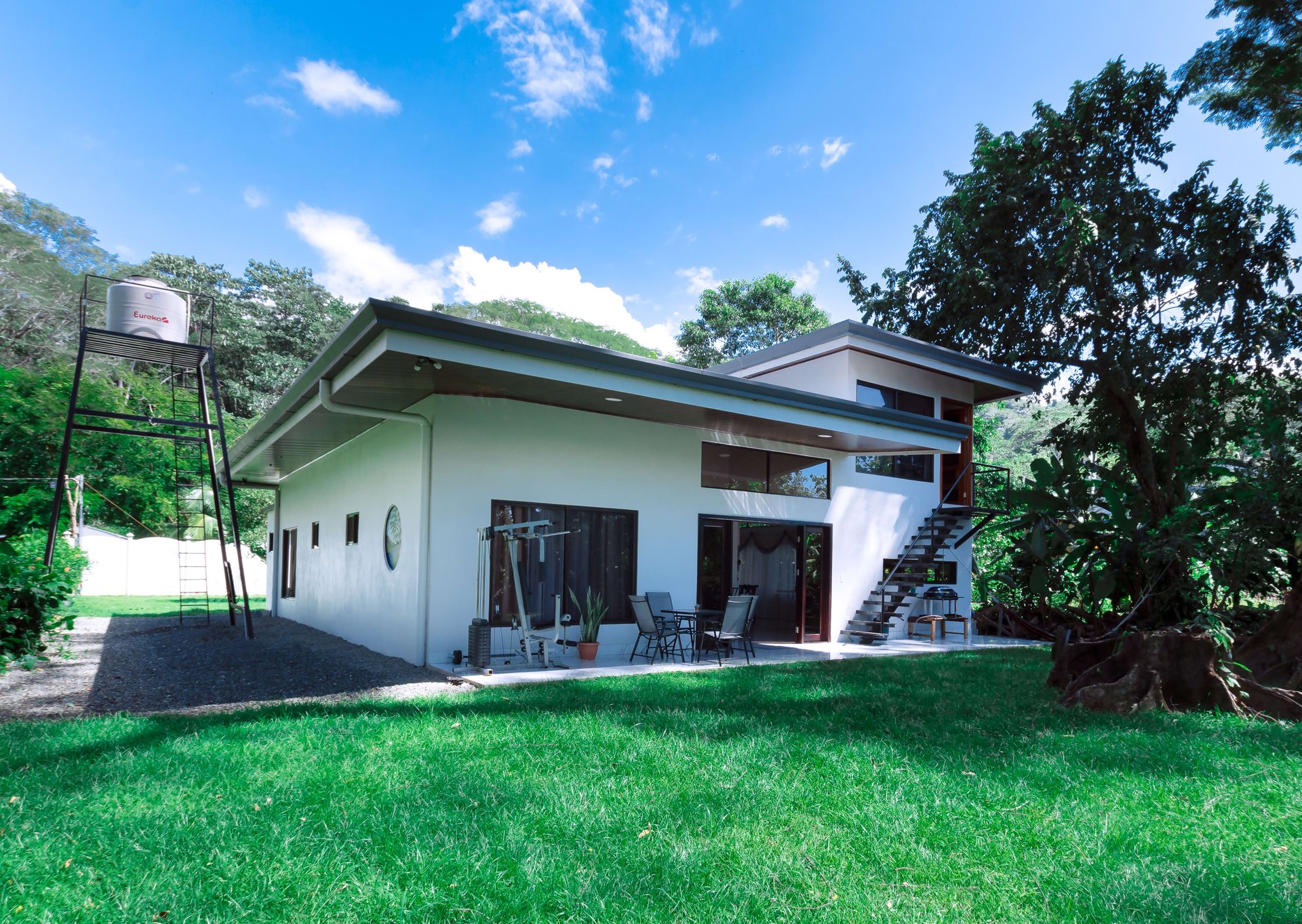 BRAND NEW 3-bedroom home, 5 minutes to Dominical Beach.
