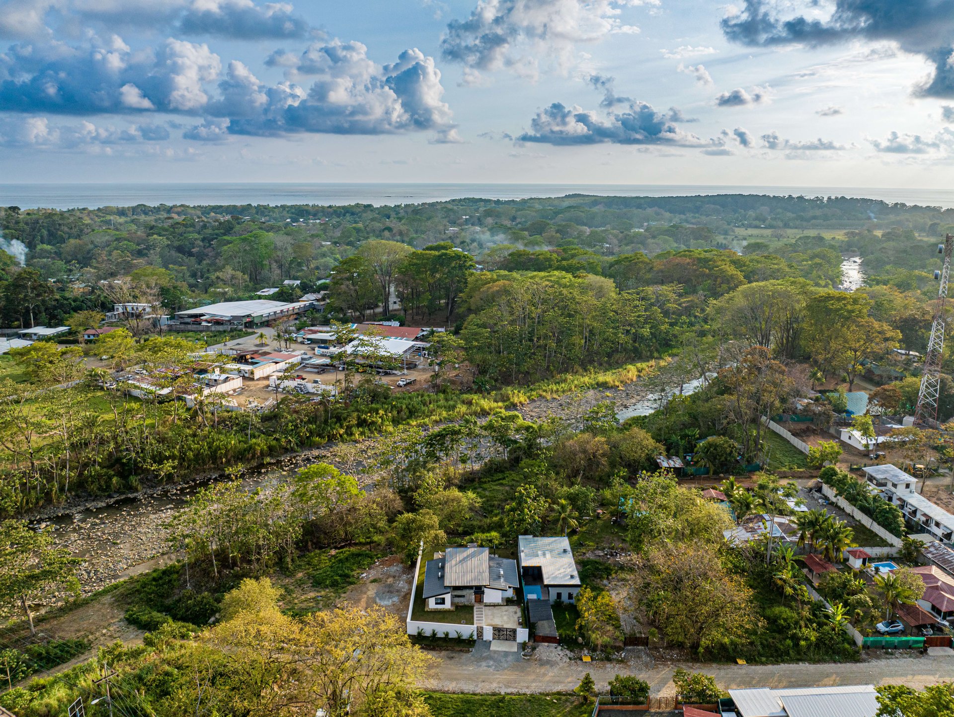 Brand new House in Uvita, 3 Bed, 2Bath. Walk to the Stores