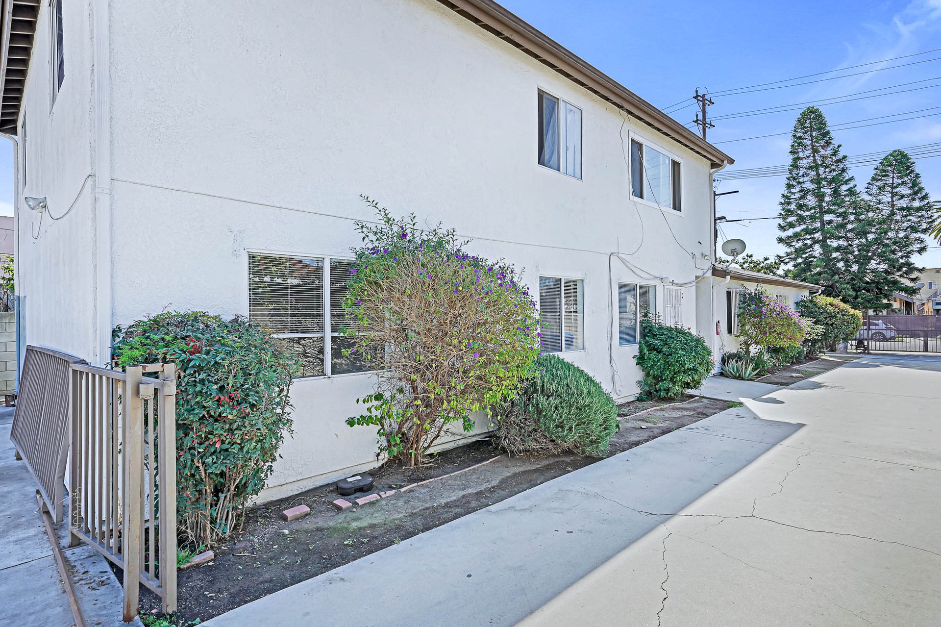Incredible Triplex Apartment Opportunity near USC. Great Cash Flow. Vacant Lot in Rear for future Development!