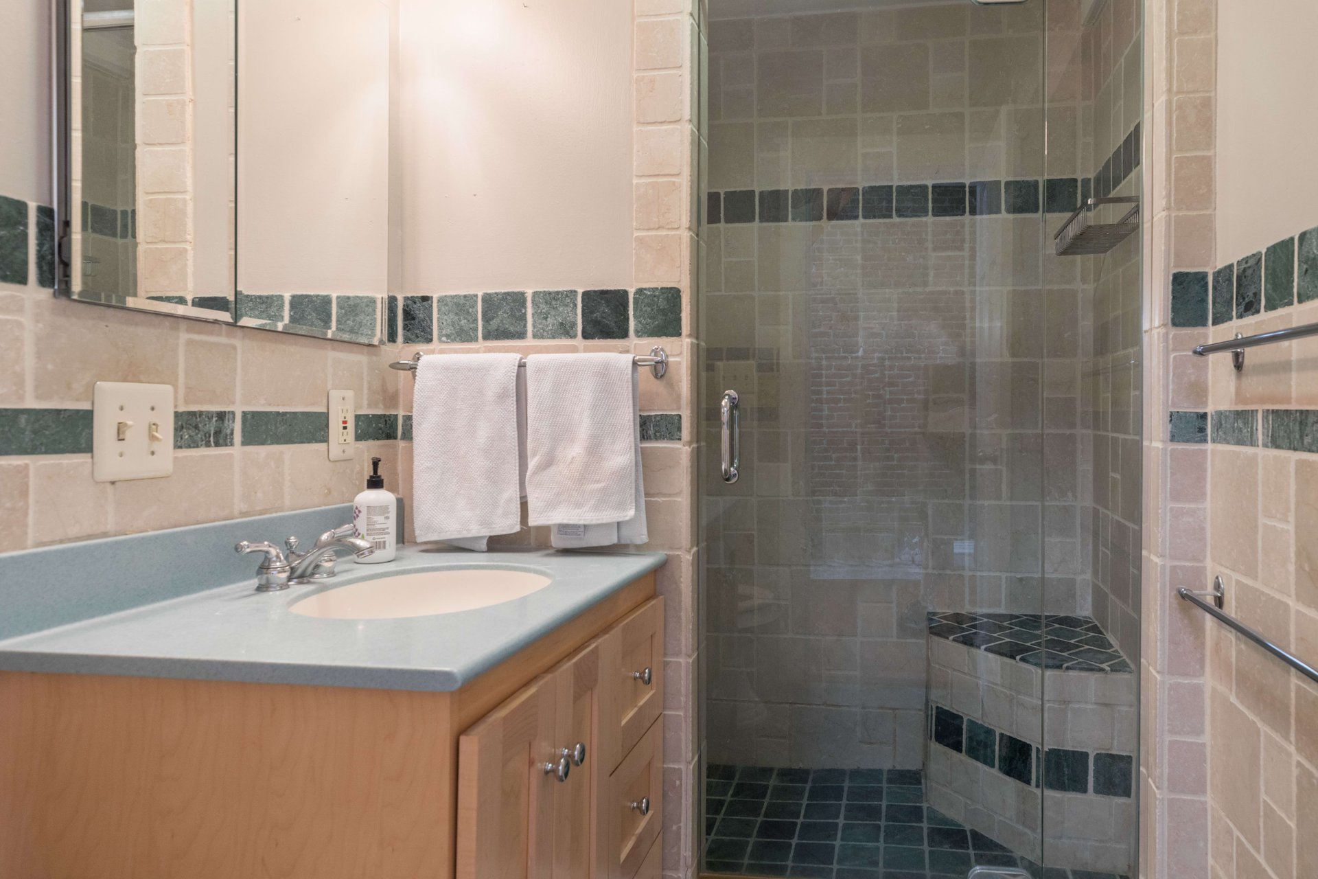 Worcester Square - 2 bed 2 bath with Private Roof Deck and Laundry! July 1 or 15! 