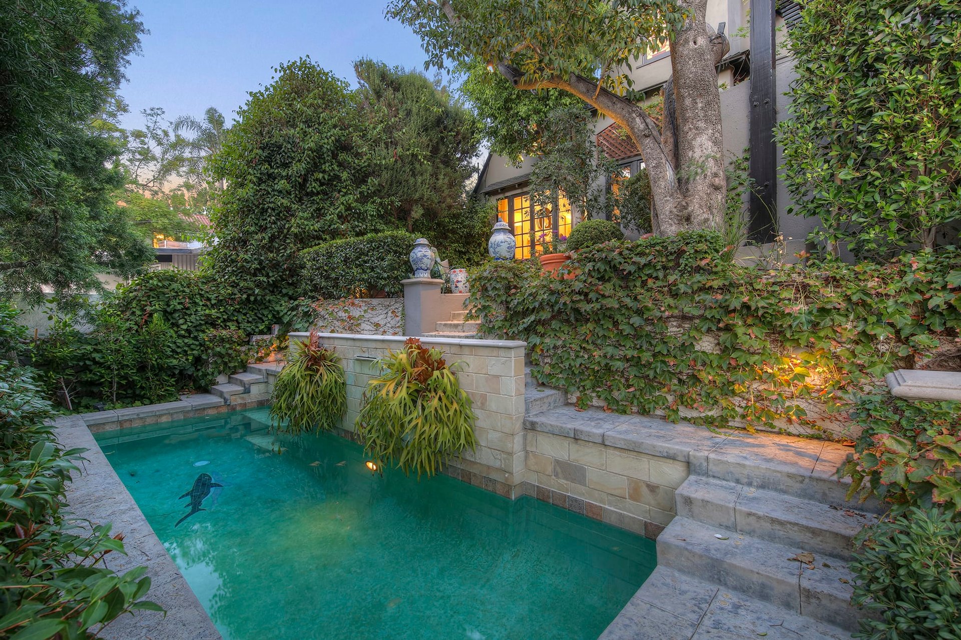   2471 Hollyridge Dr