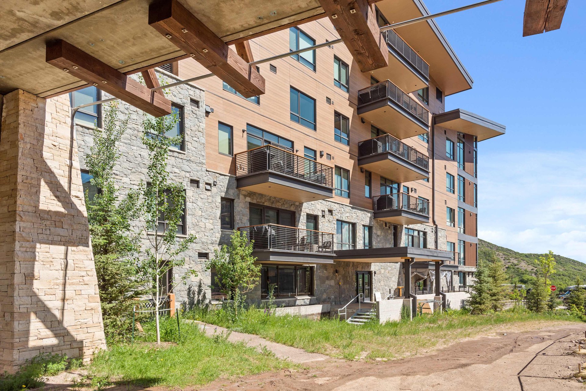 Mountain Living with this Contemporary ski-in/ski-out luxury Condo 