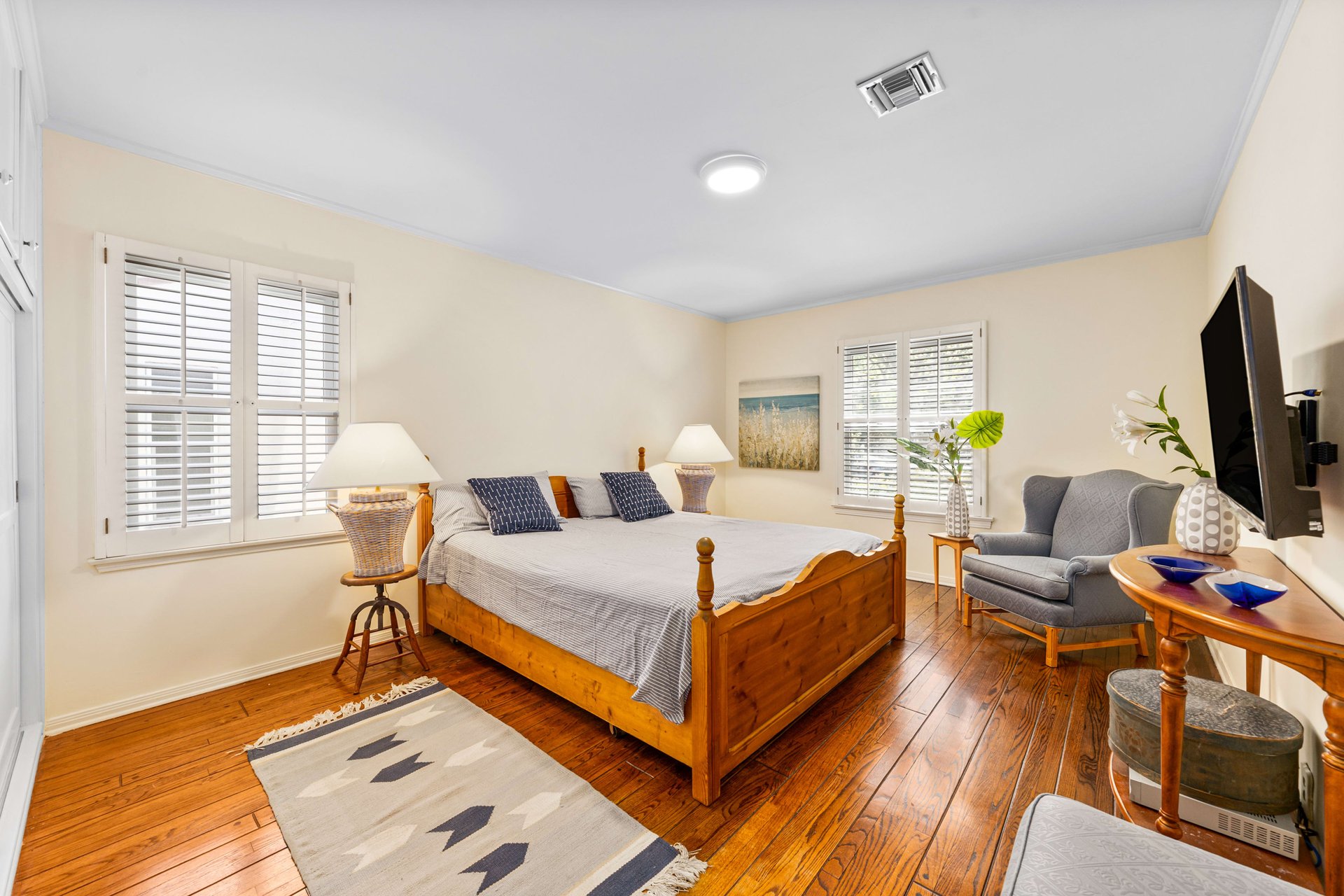 11157 Sarah St, Toluca Lake