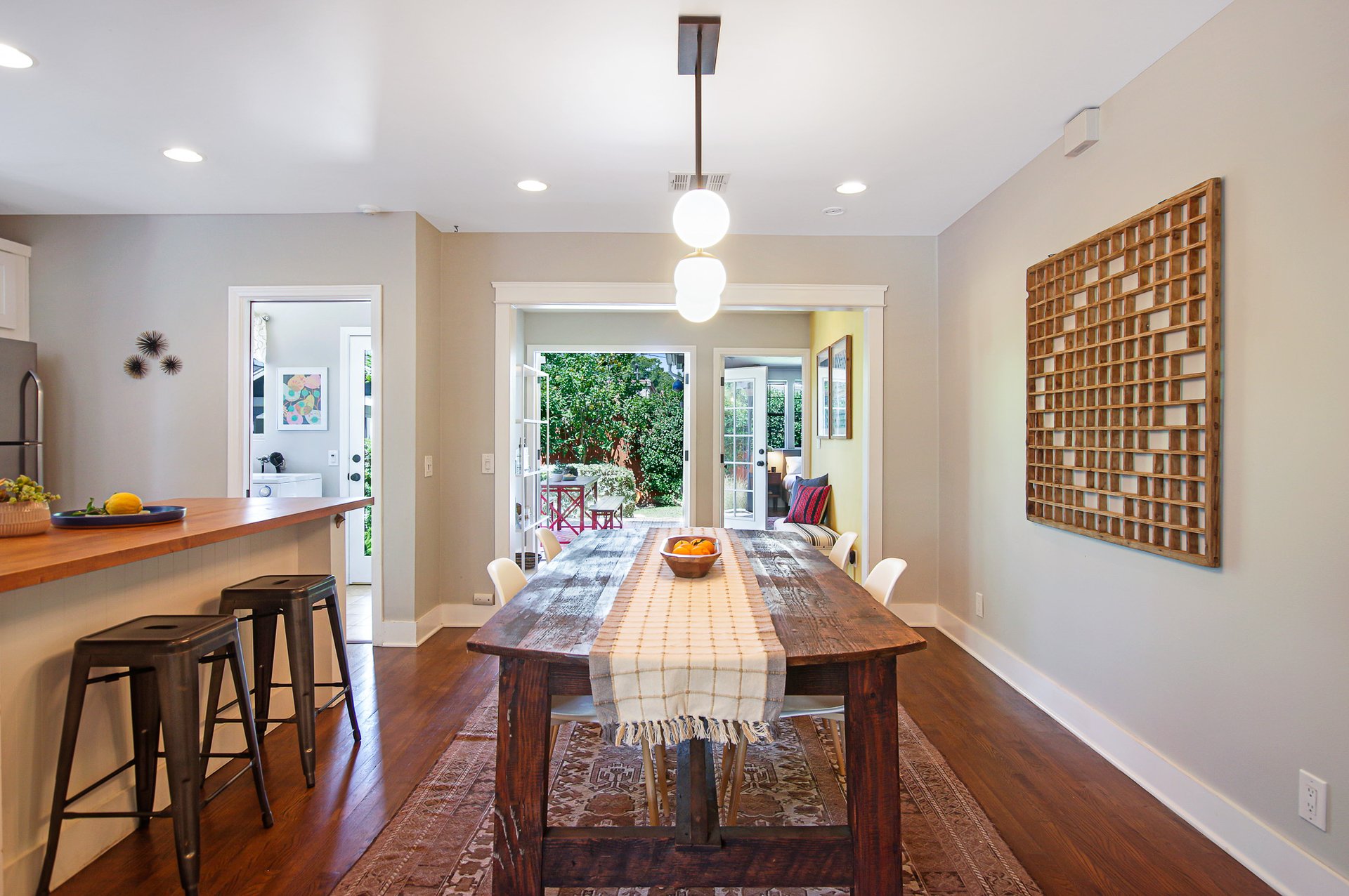BEAUTIFUL & BRIGHT circa-1920's Craftsman "Cal-Bungalow" Home in Larchmont Village.