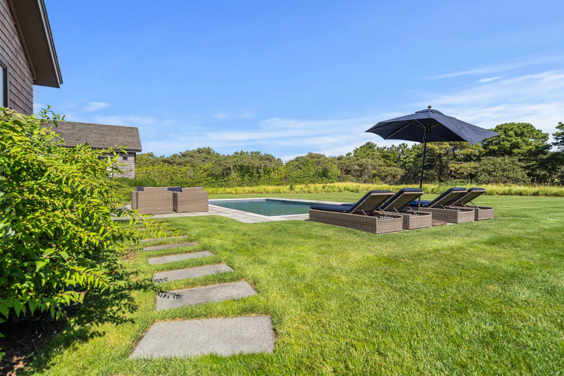 4 Moors End Ln