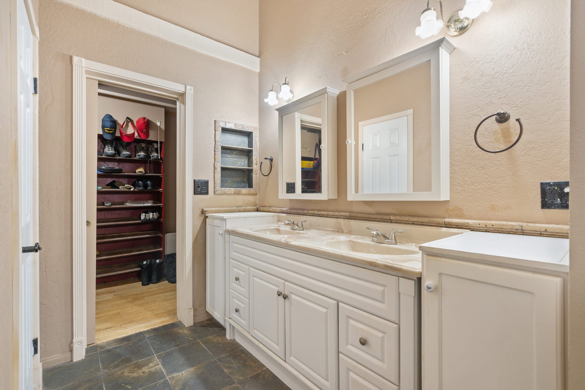 1002 Pepper Tree Ln