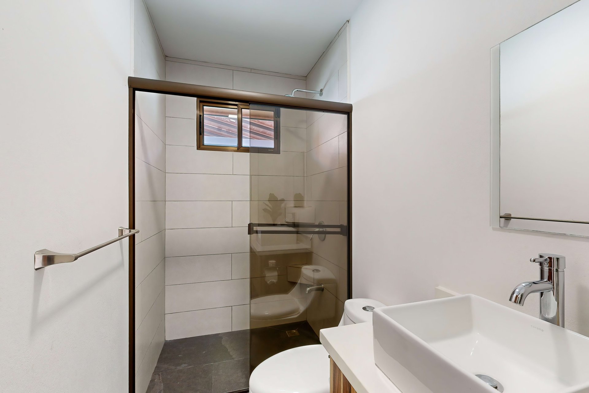 Modern Construction 3 Beds, 2,5 Baths Home.  Best Deal in Uvita! 