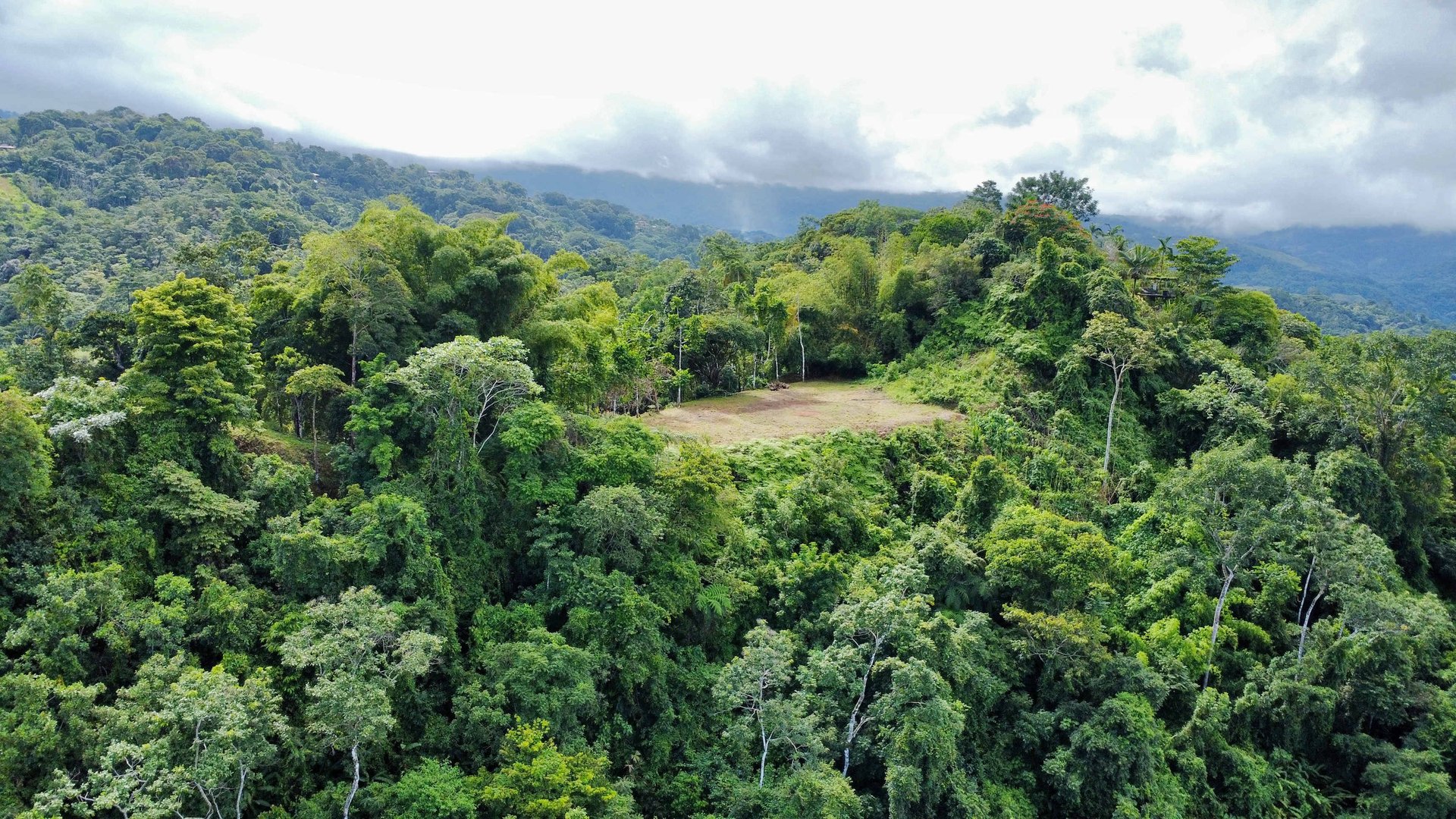 Breathtaking Mountain, River, and Ocean Views in Ideal Climate – 20 Minutes from the Beach