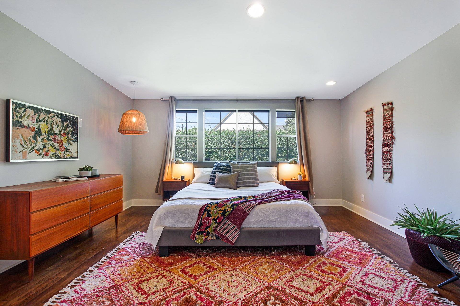 BEAUTIFUL & BRIGHT circa-1920's Craftsman "Cal-Bungalow" Home in Larchmont Village.